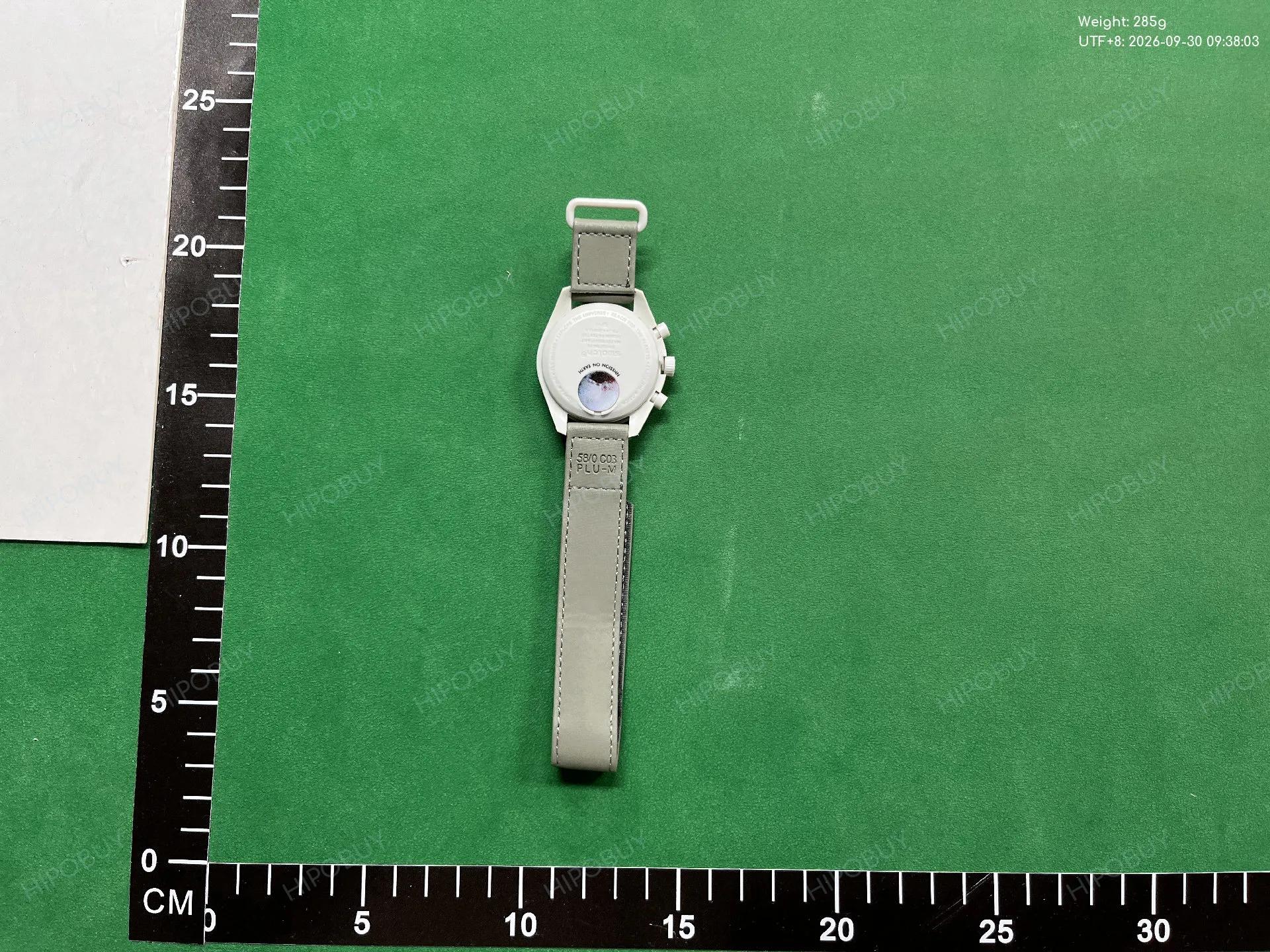 Foto QC 2 de Swatch x Omega Bioceramic Moonswatch Mission to Pluto SO33M101
