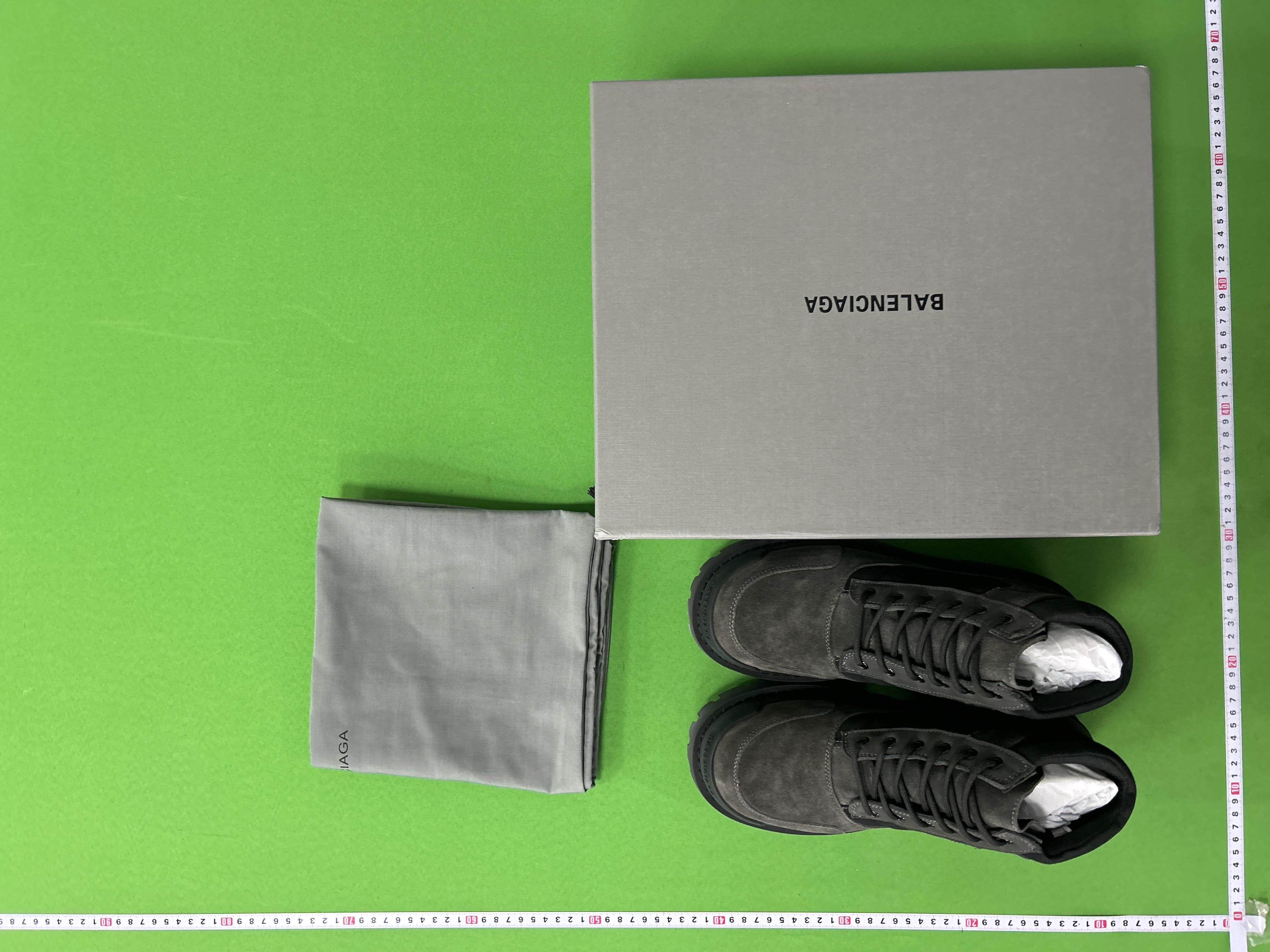 Foto QC 1 de Balenciaga Strike Suede Lace-up Boots Grey TT 2