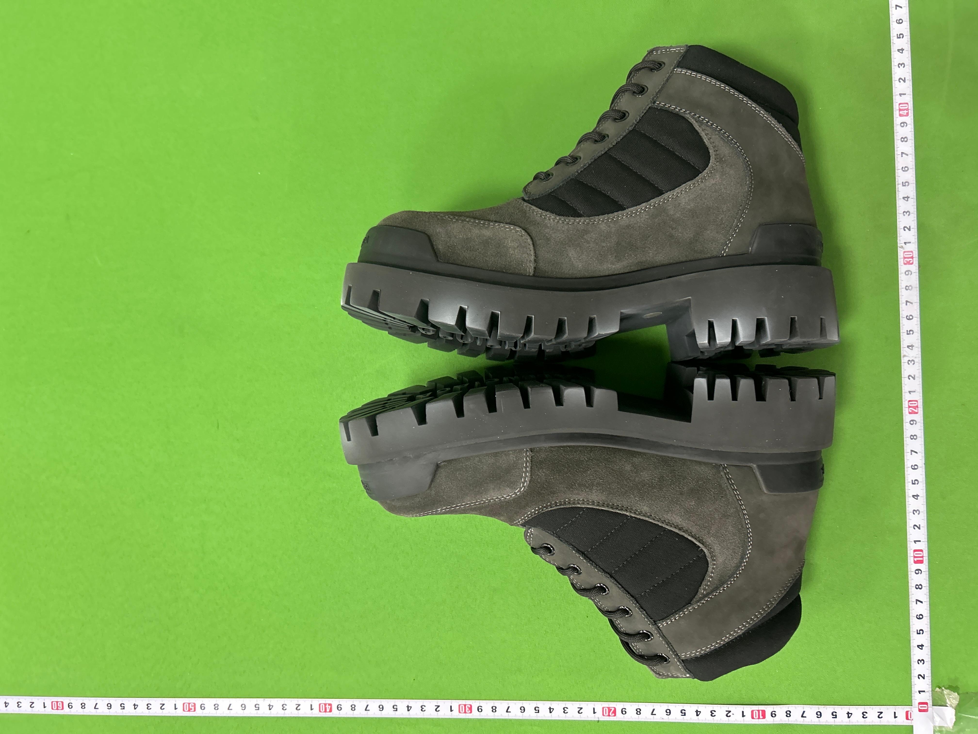 Foto QC 2 de Balenciaga Strike Suede Lace-up Boots Grey TT 2