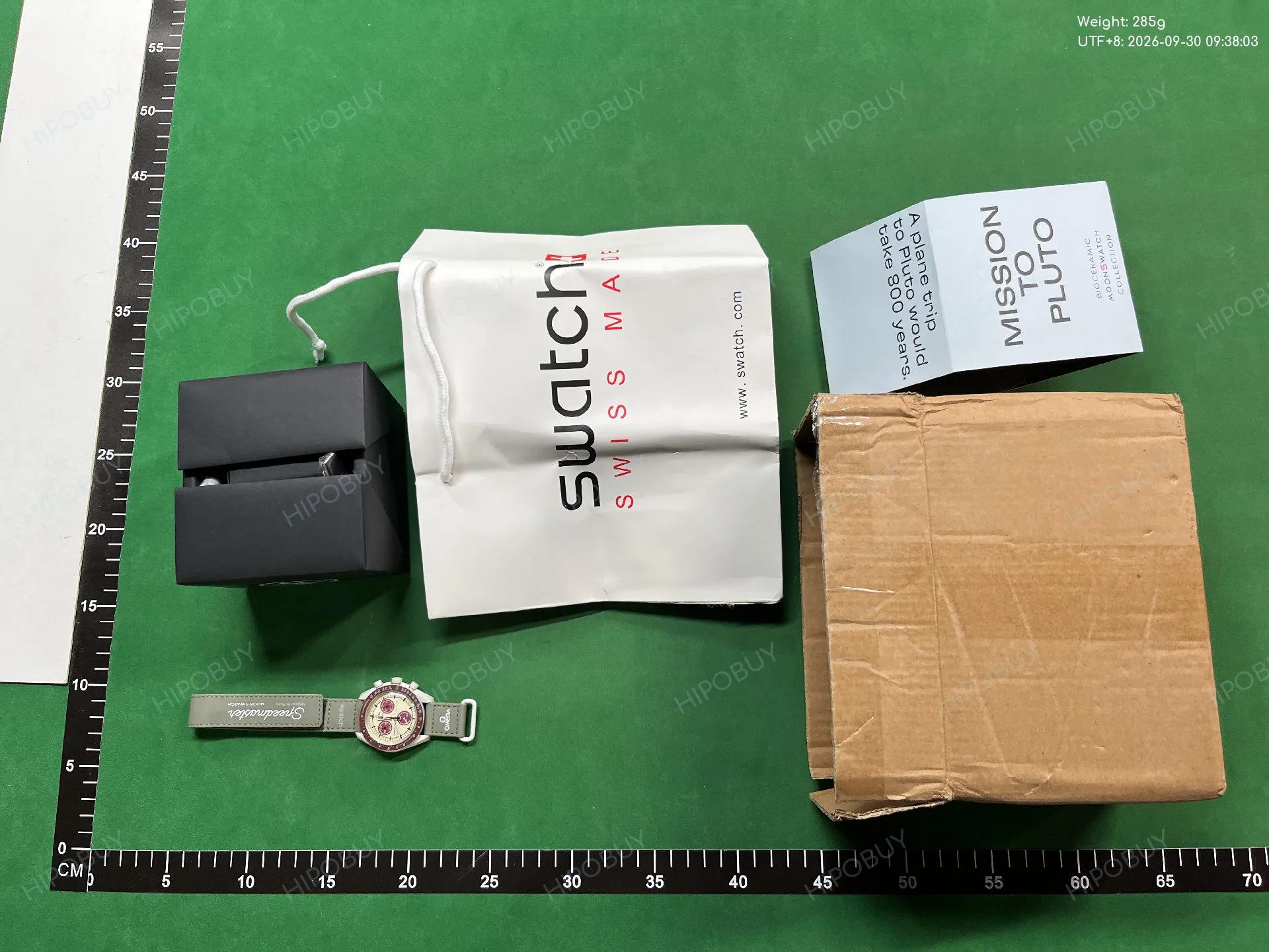 Foto QC 3 de Swatch x Omega Bioceramic Moonswatch Mission to Pluto SO33M101