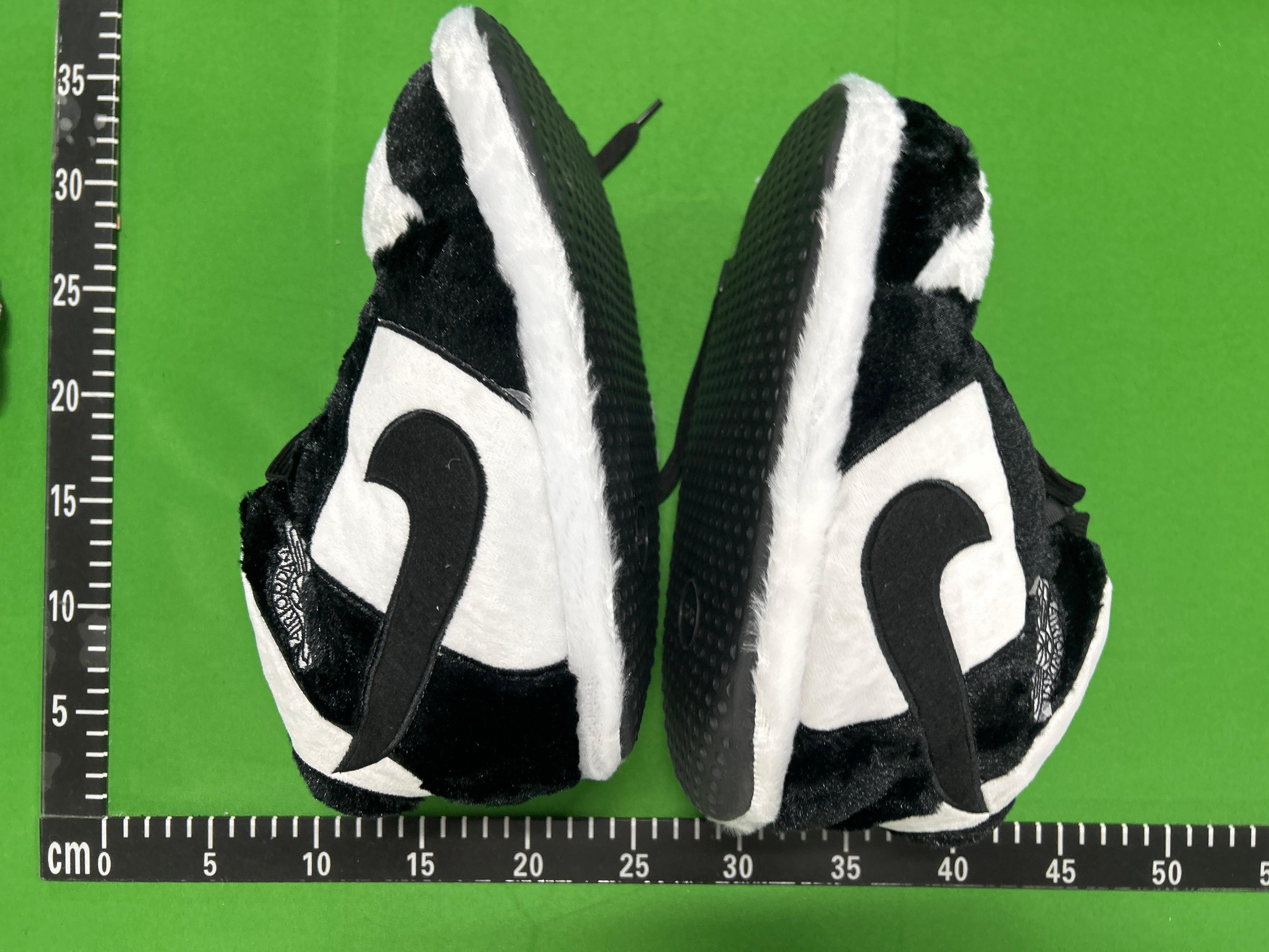 Foto QC 3 de Other AJ1 Panda Design Plush Slippers Black/White