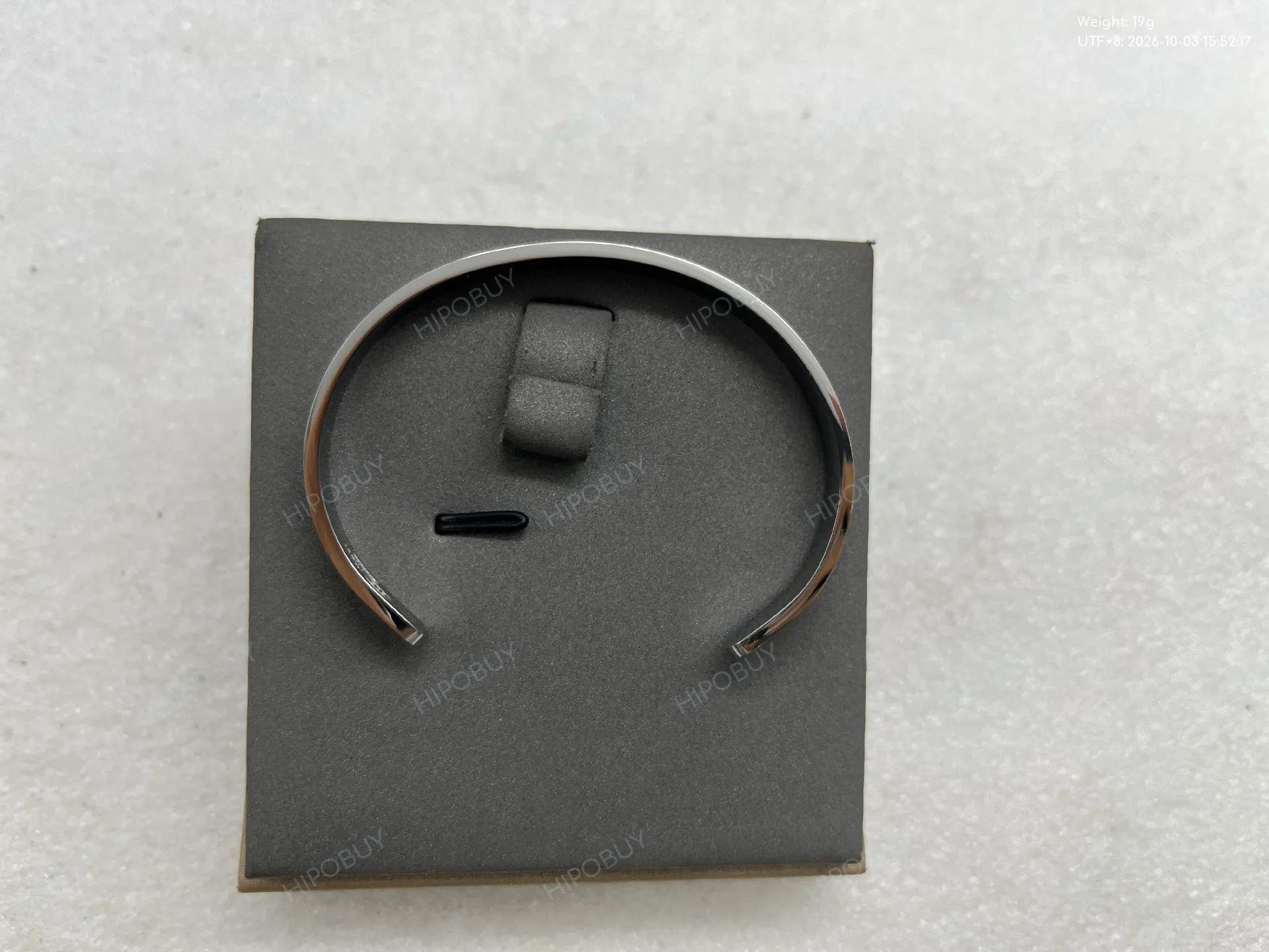 Foto QC 7 de Maison Margiela Logo Cuff Bracelet Stainless Steel Silver