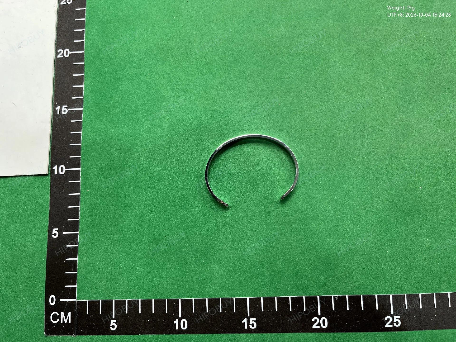 Foto QC 2 de Maison Margiela Logo Cuff Bracelet Stainless Steel Silver