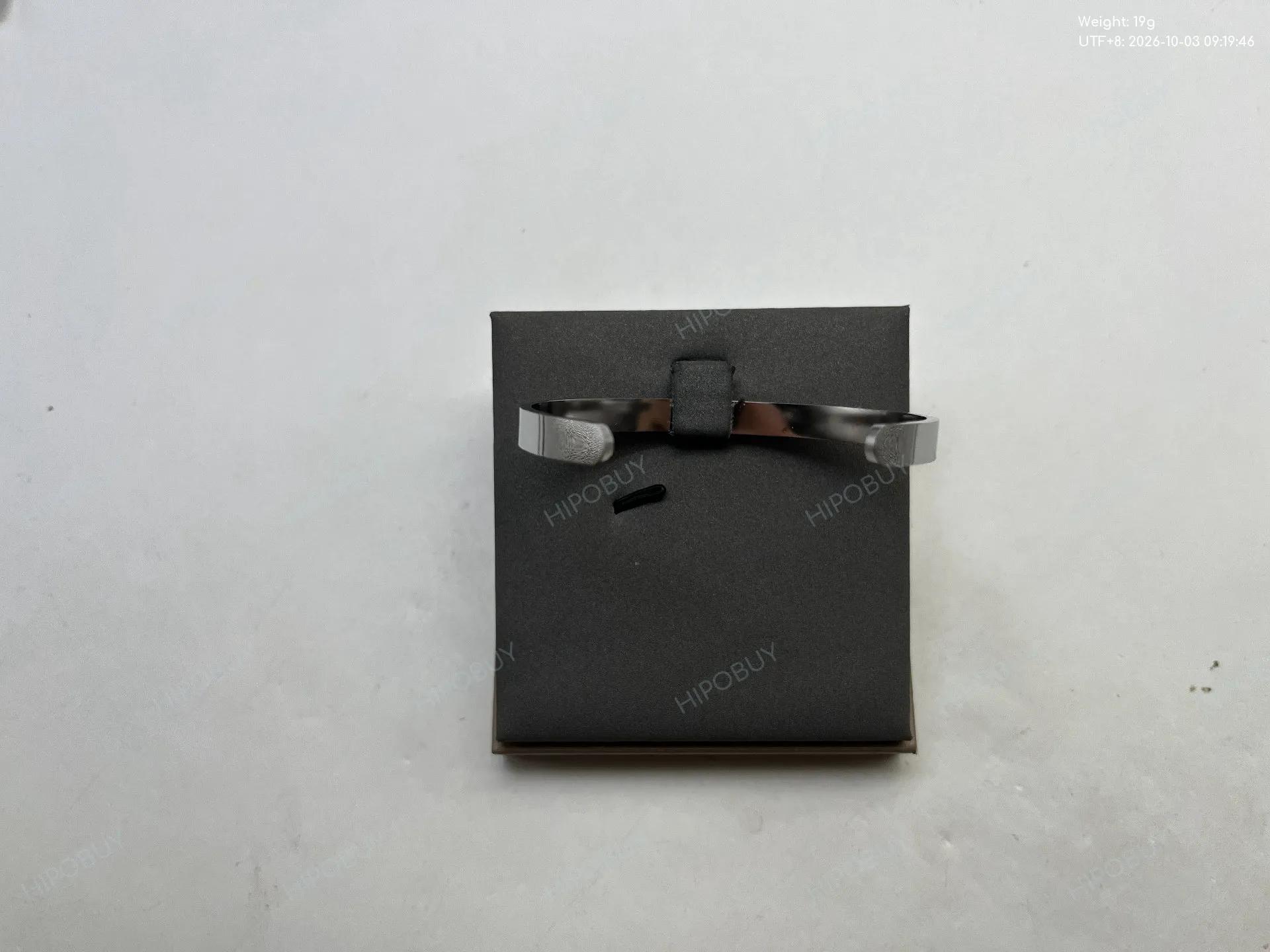 Foto QC 5 de Maison Margiela Logo Cuff Bracelet Stainless Steel Silver