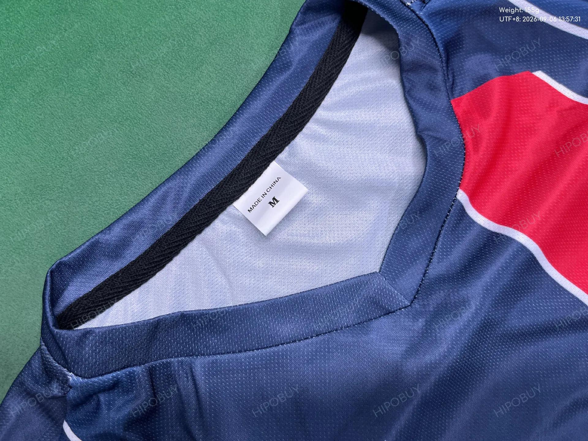 Foto QC 5 de Nike x Paris Saint-Germain 2025 Fleur-de-lis Print Jersey Navy/Red