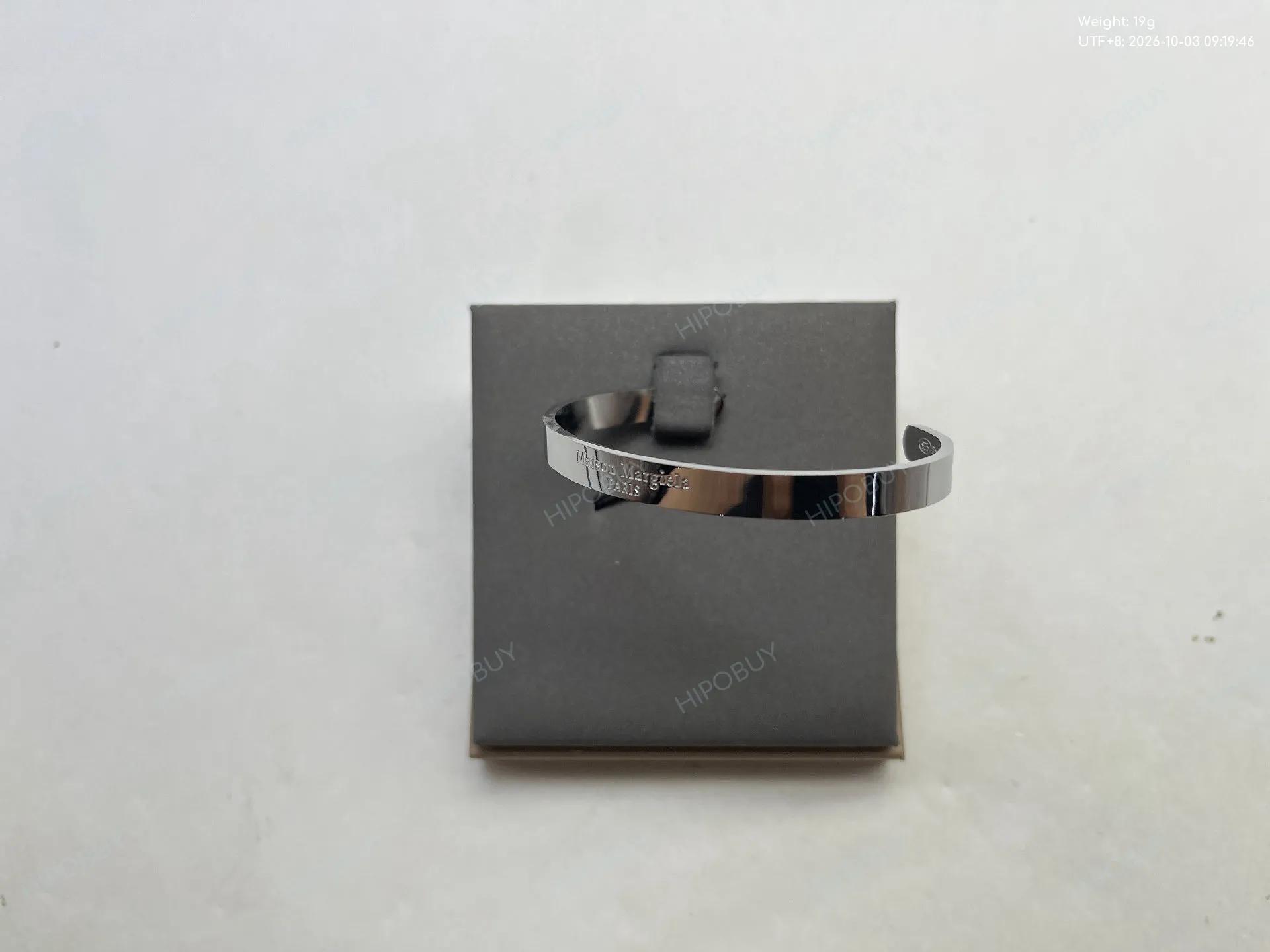 Foto QC 4 de Maison Margiela Logo Cuff Bracelet Stainless Steel Silver