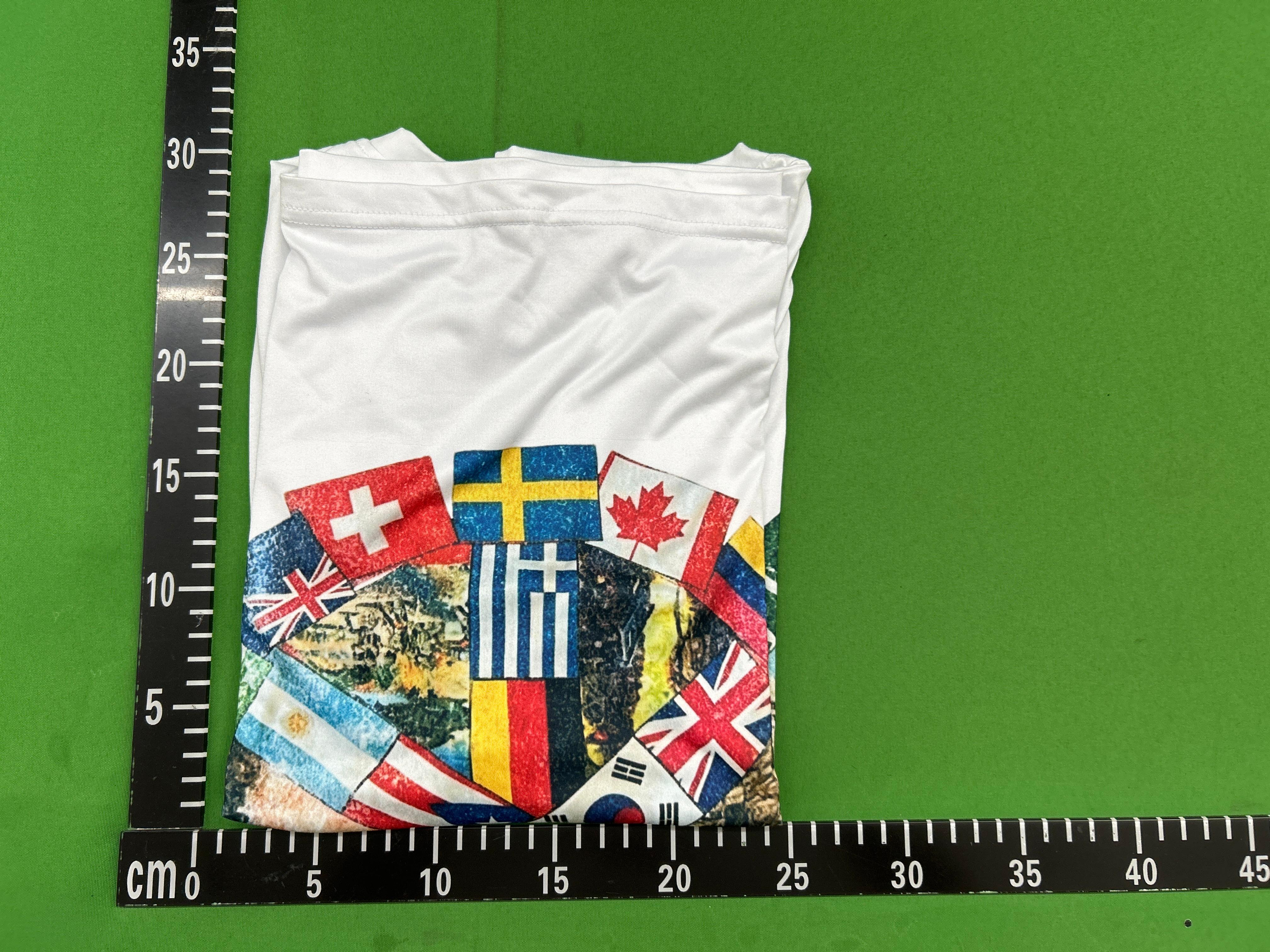 Foto QC 6 de peaceinwar Multi-National Flag Peace Sign T-shirt White