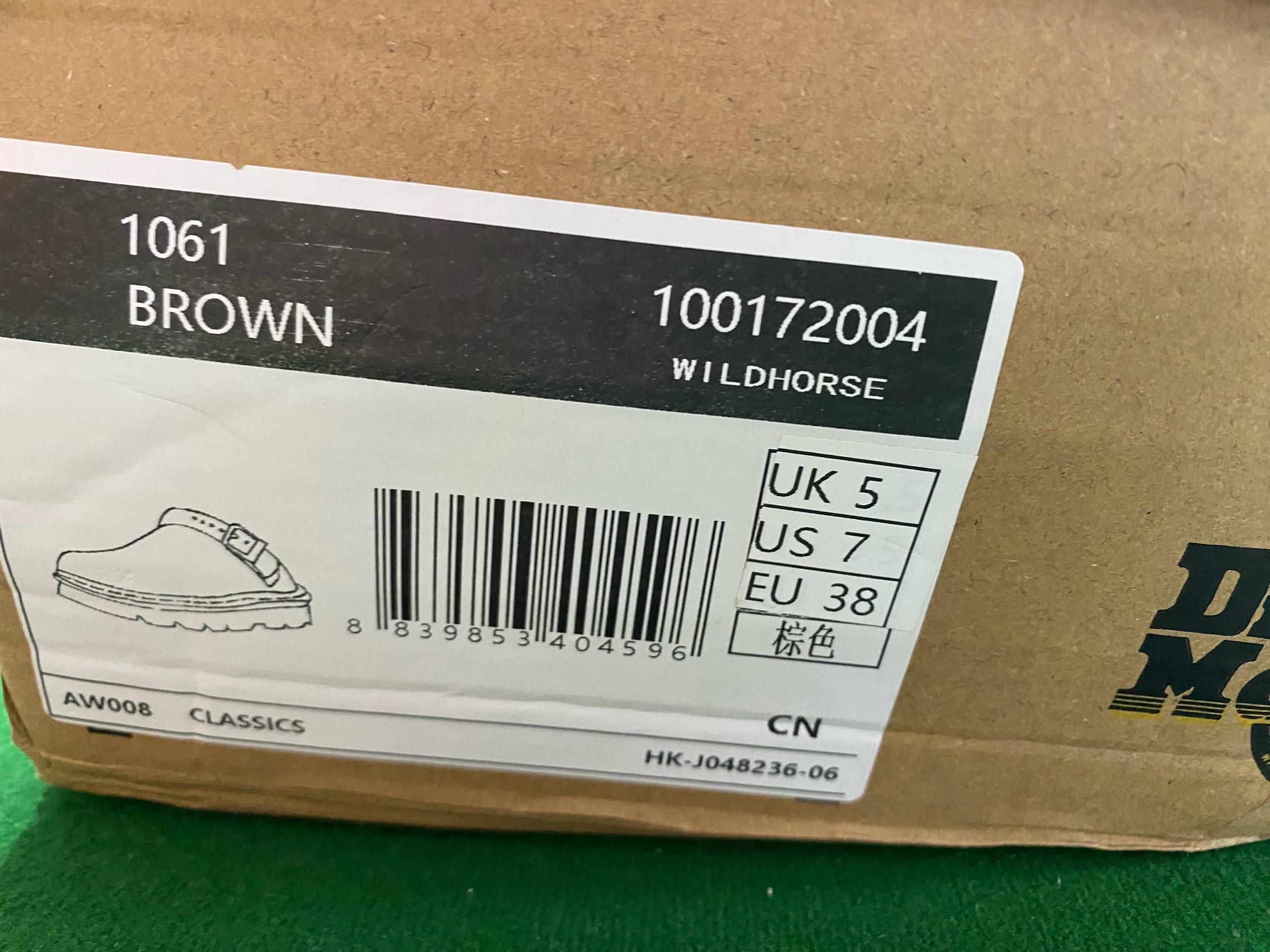 Foto QC 8 de Dr. Martens ZebZag Suede Platform Mule