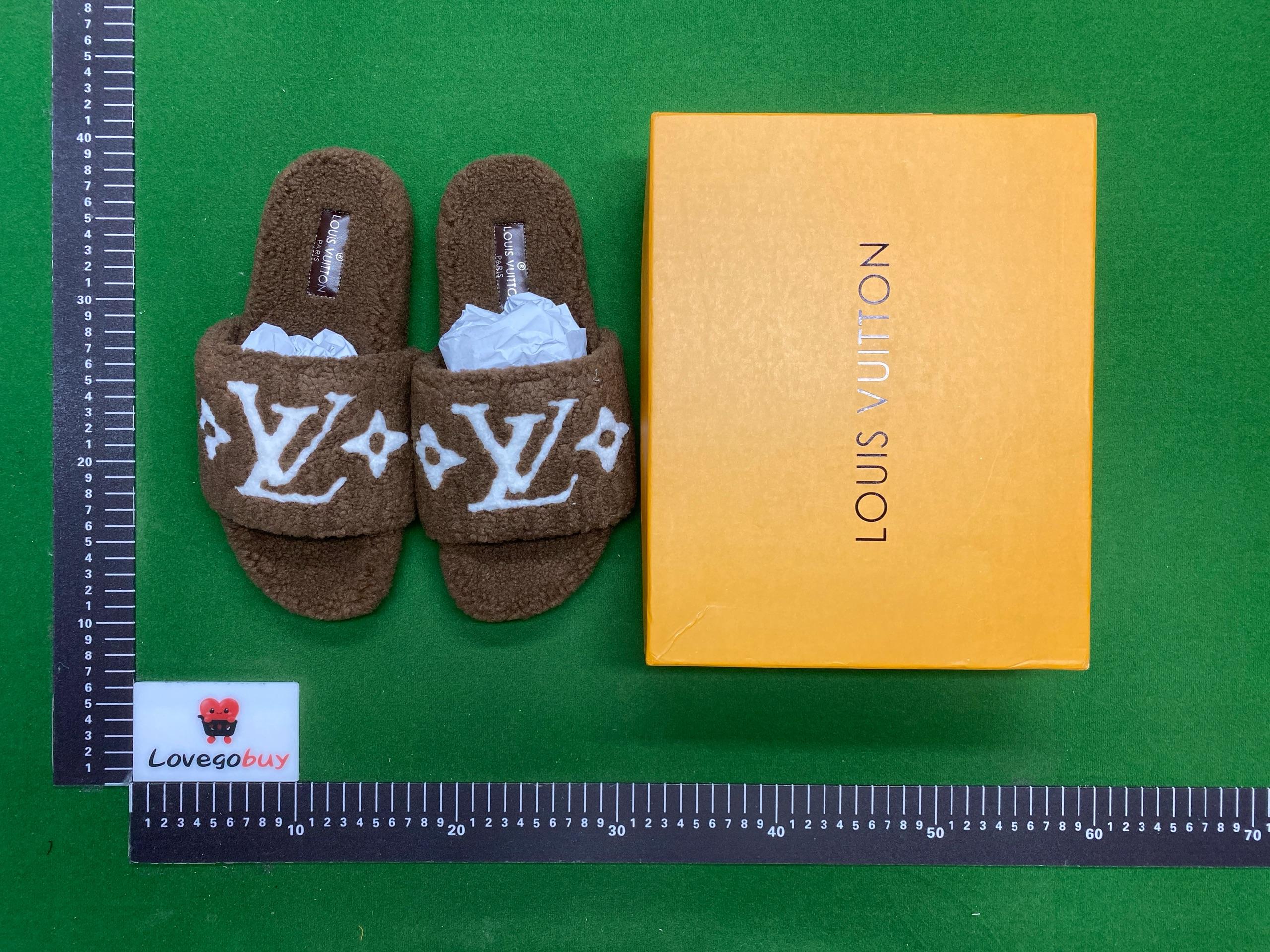 Foto QC 4 de Louis Vuitton Paseo Flat Comfort Sandal Shearling White Pink
