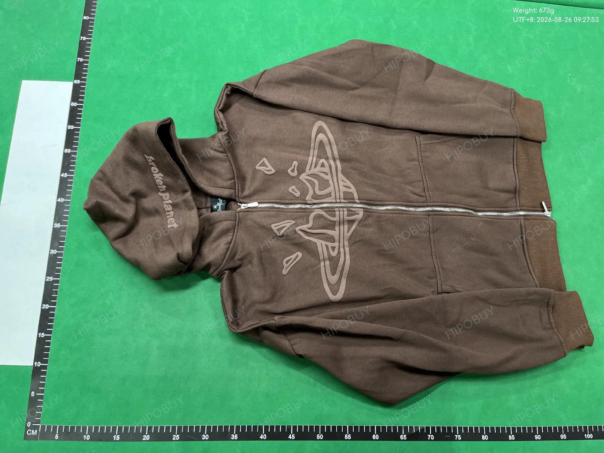 Foto QC 2 de Broken Planet I'm Not From This Planet Graphic Sweater Brown