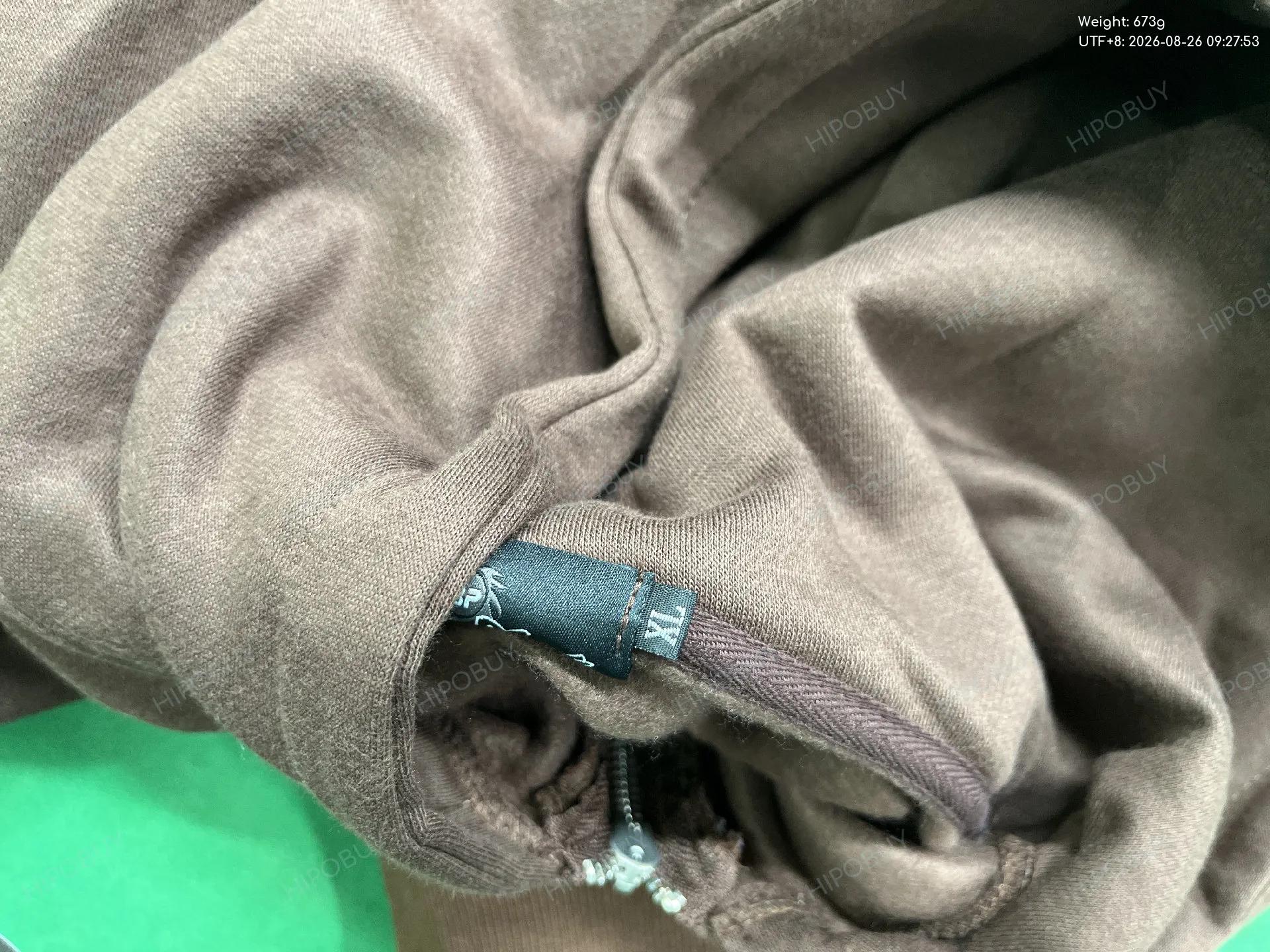 Foto QC 1 de Broken Planet I'm Not From This Planet Graphic Sweater Brown