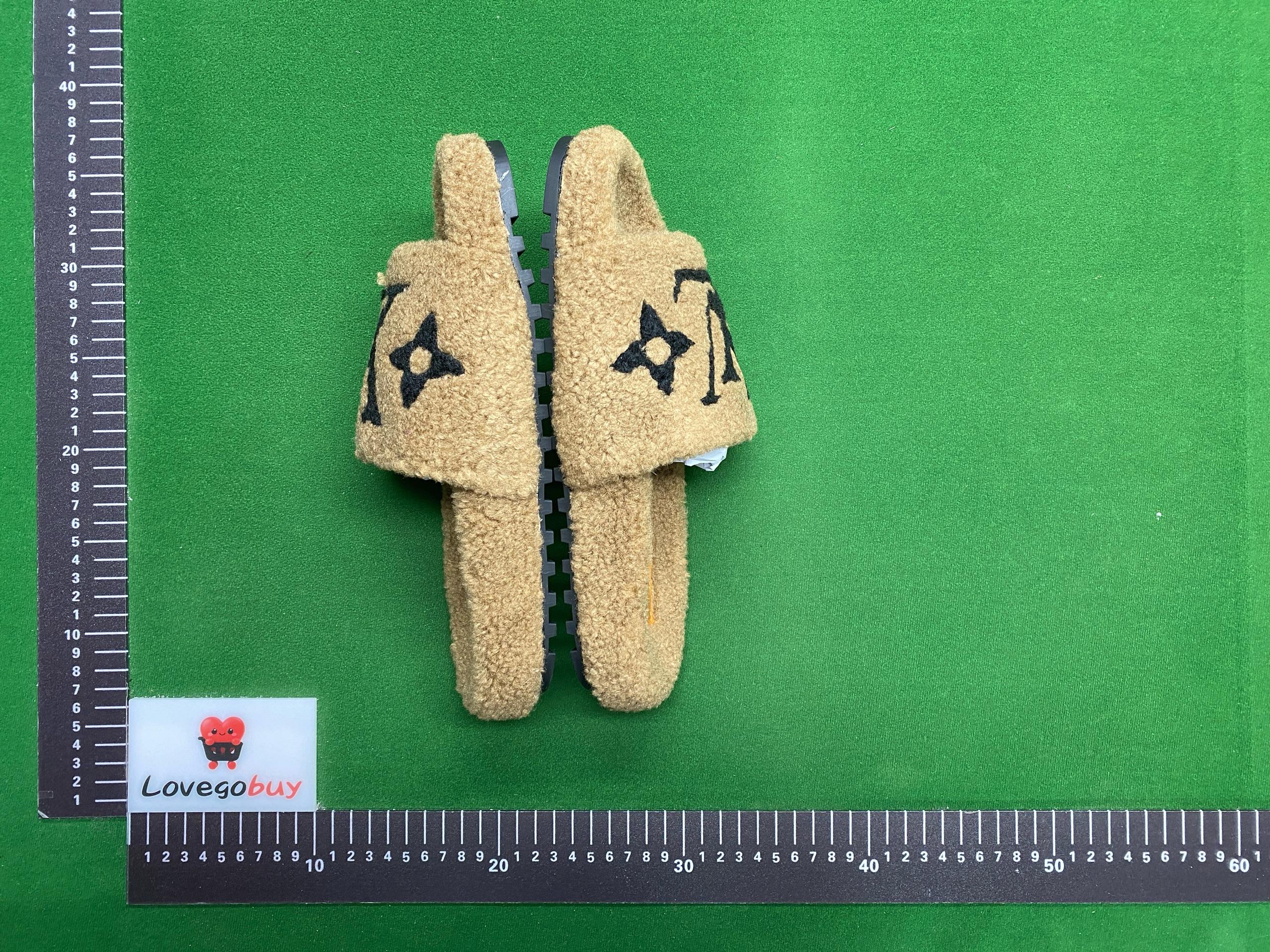 Foto QC 6 de Louis Vuitton Paseo Flat Comfort Sandal Shearling White Pink