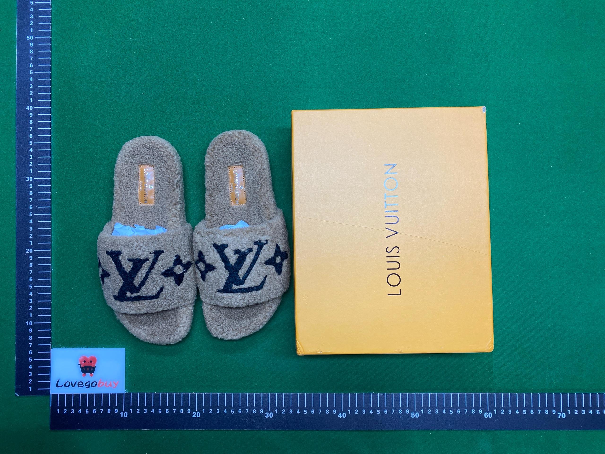 Foto QC 8 de Louis Vuitton Paseo Flat Comfort Sandal Shearling White Pink