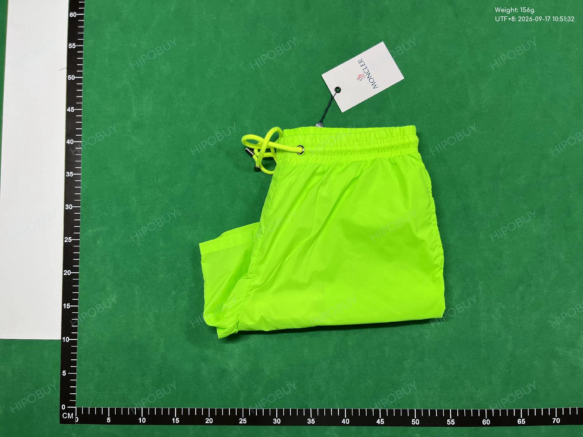 Foto QC 8 de Moncler Board Shorts Side Logo Neon Green