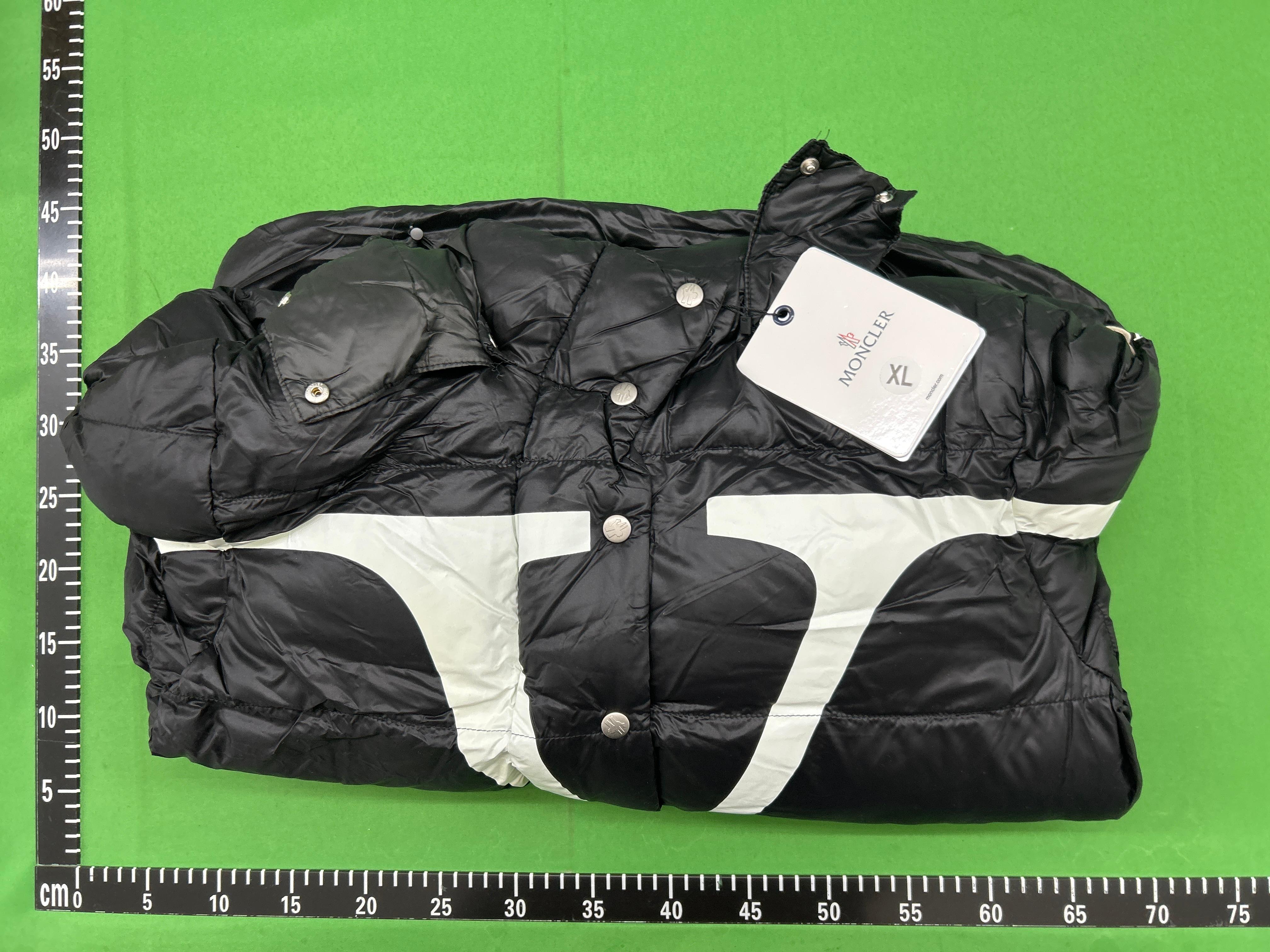 Foto QC 1 de Valentino Moncler VLogo Puffer Jacket Down Black White