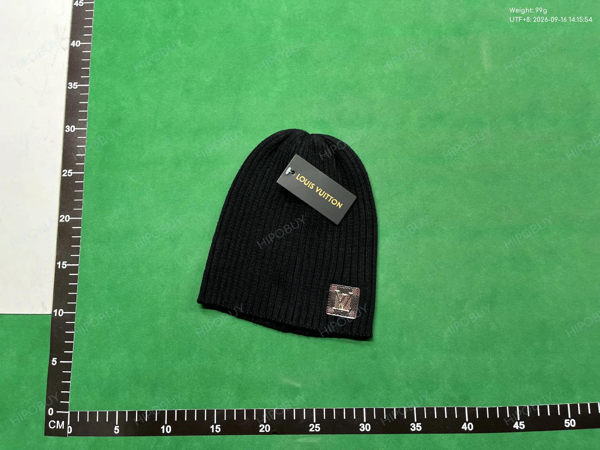 Foto QC 4 de Louis Vuitton Damier Patch Beanie Brown
