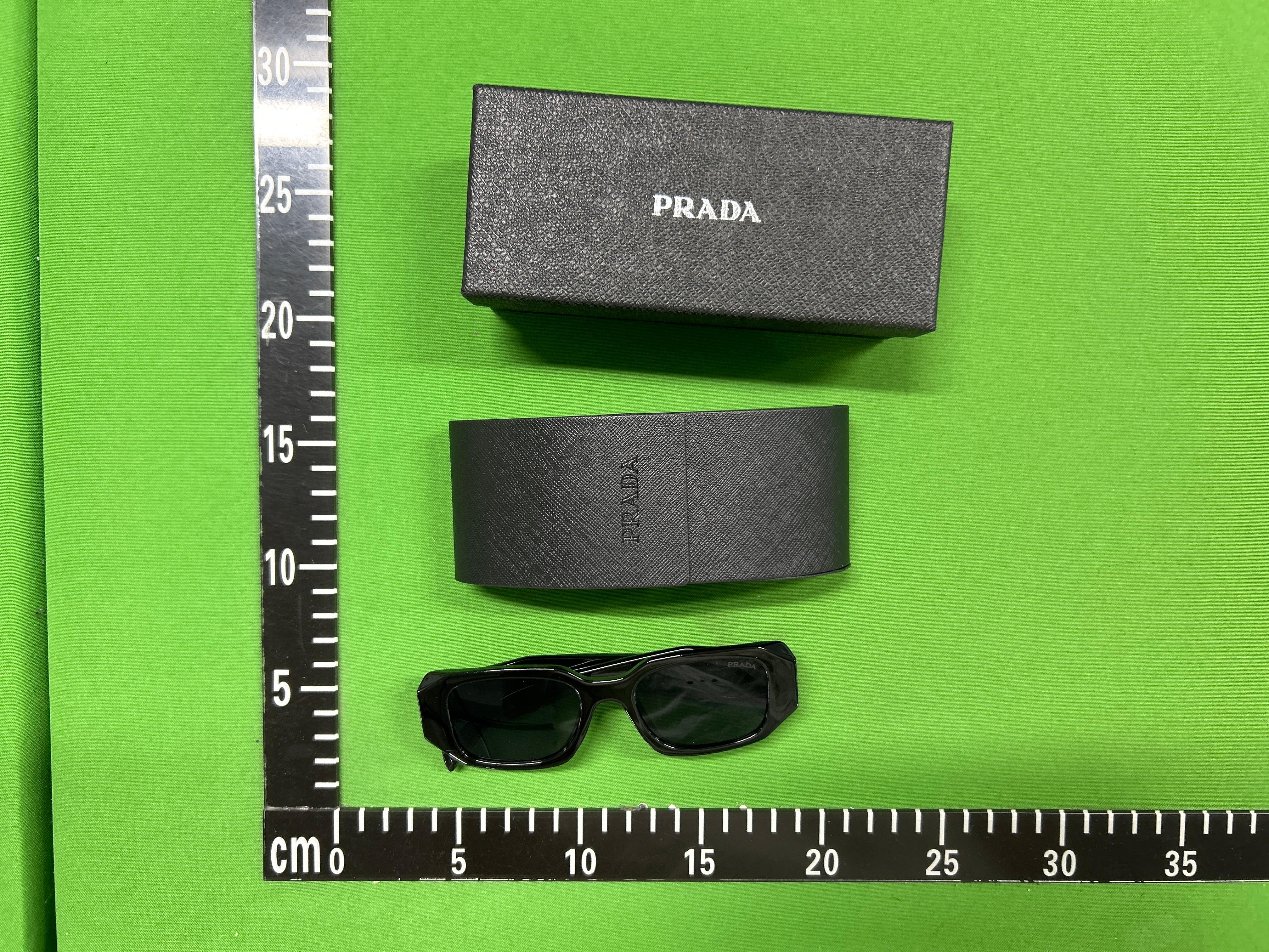 Foto QC 1 de Prada Symbole Acetate Sunglasses Light Blue Grey (PR 17WS)