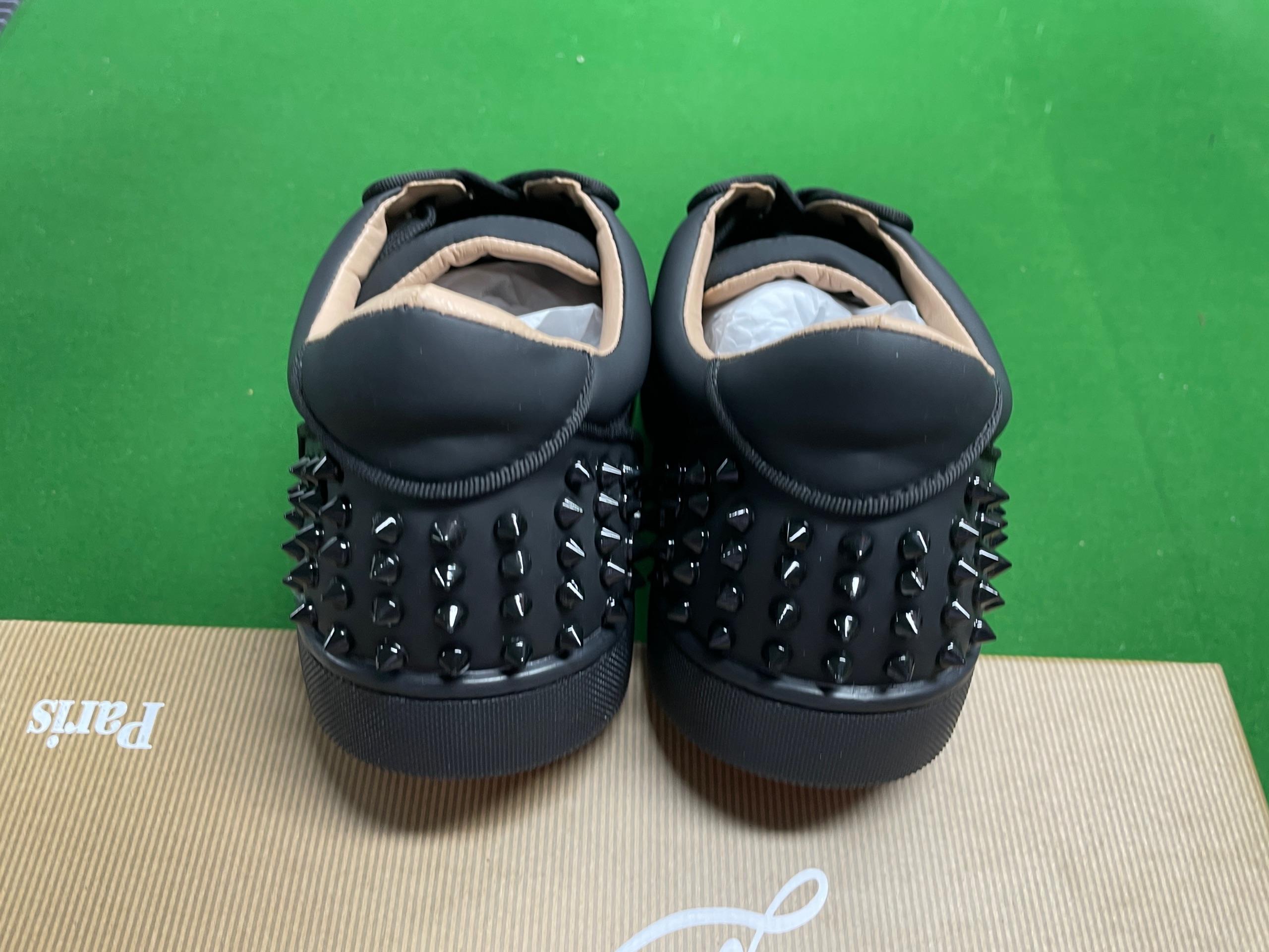 Foto QC 7 de Christian Louboutin Louis Junior Suede Low Sneakers Spikes Black