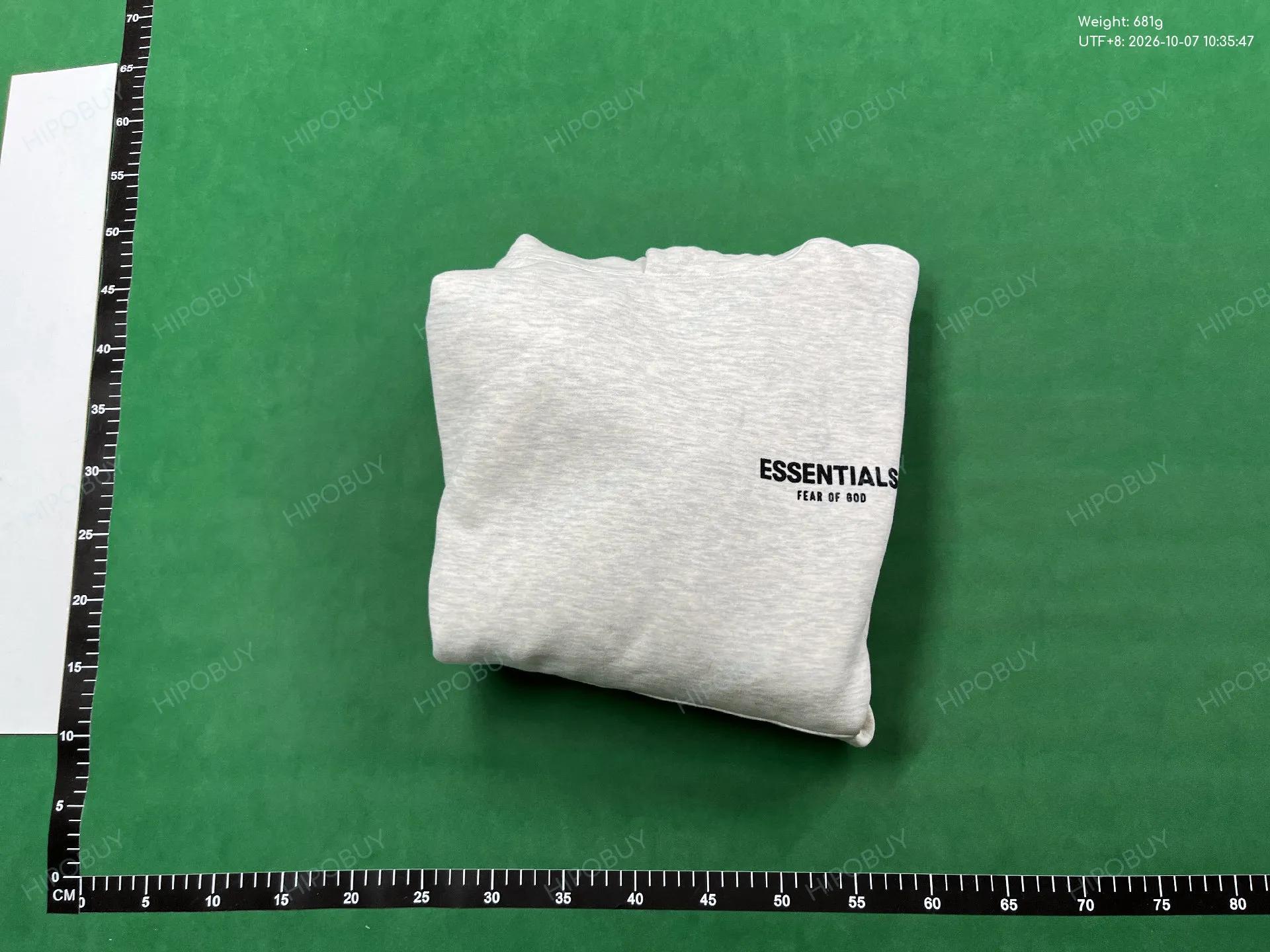 Foto QC 8 de Fear of God Essentials Season 8 Flock Logo Sweater Oatmeal