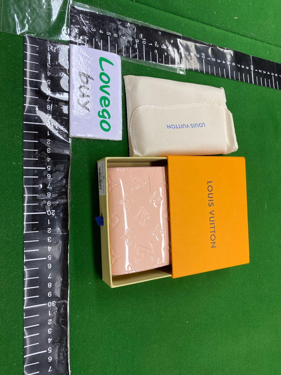 Foto QC 8 de Louis Vuitton Victorine Wallet Monogram Vernis Rose Ballerine