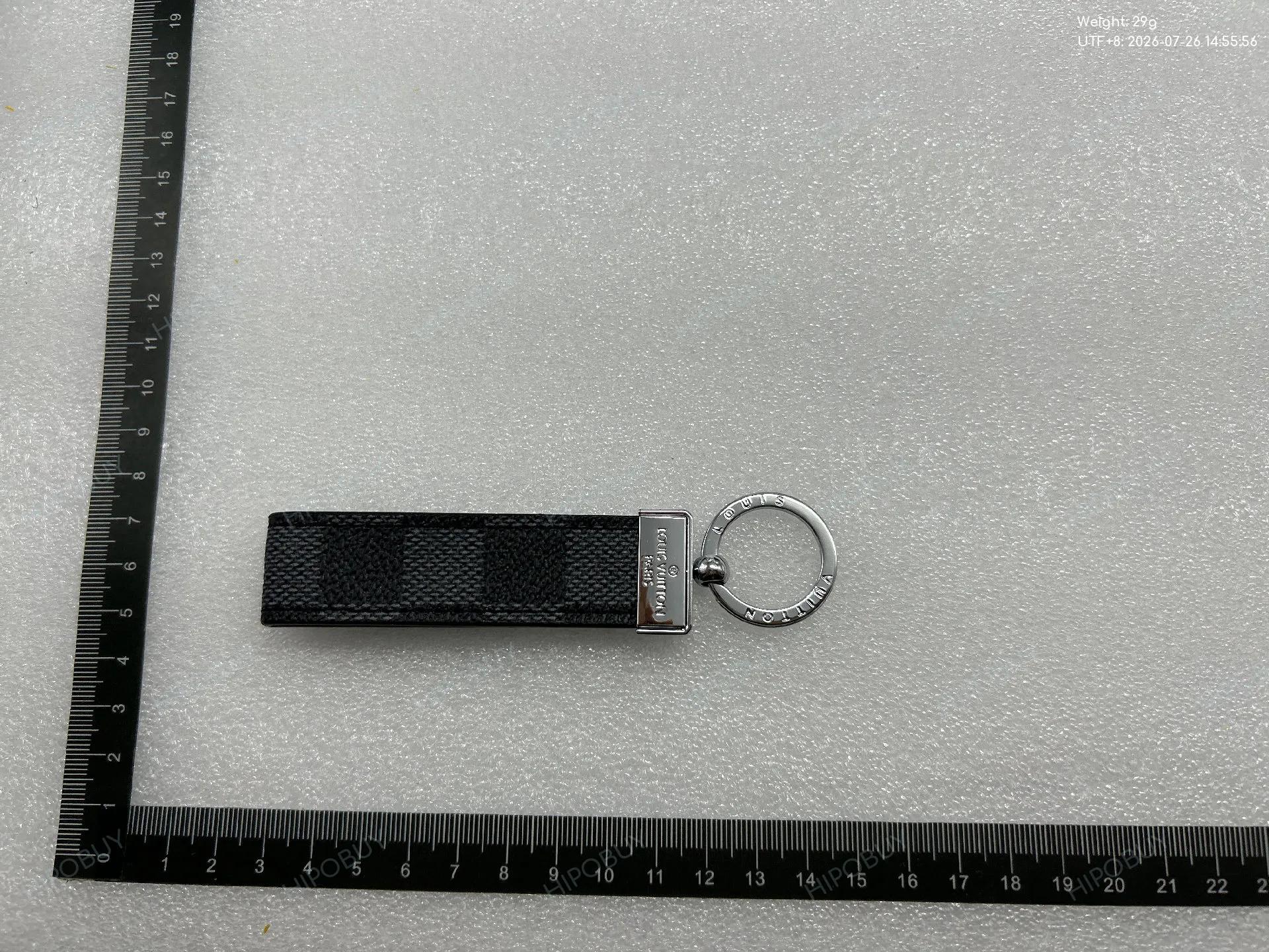 Foto QC 1 de Louis Vuitton LV Dragonne Key Holder And Bag Charm Monogram