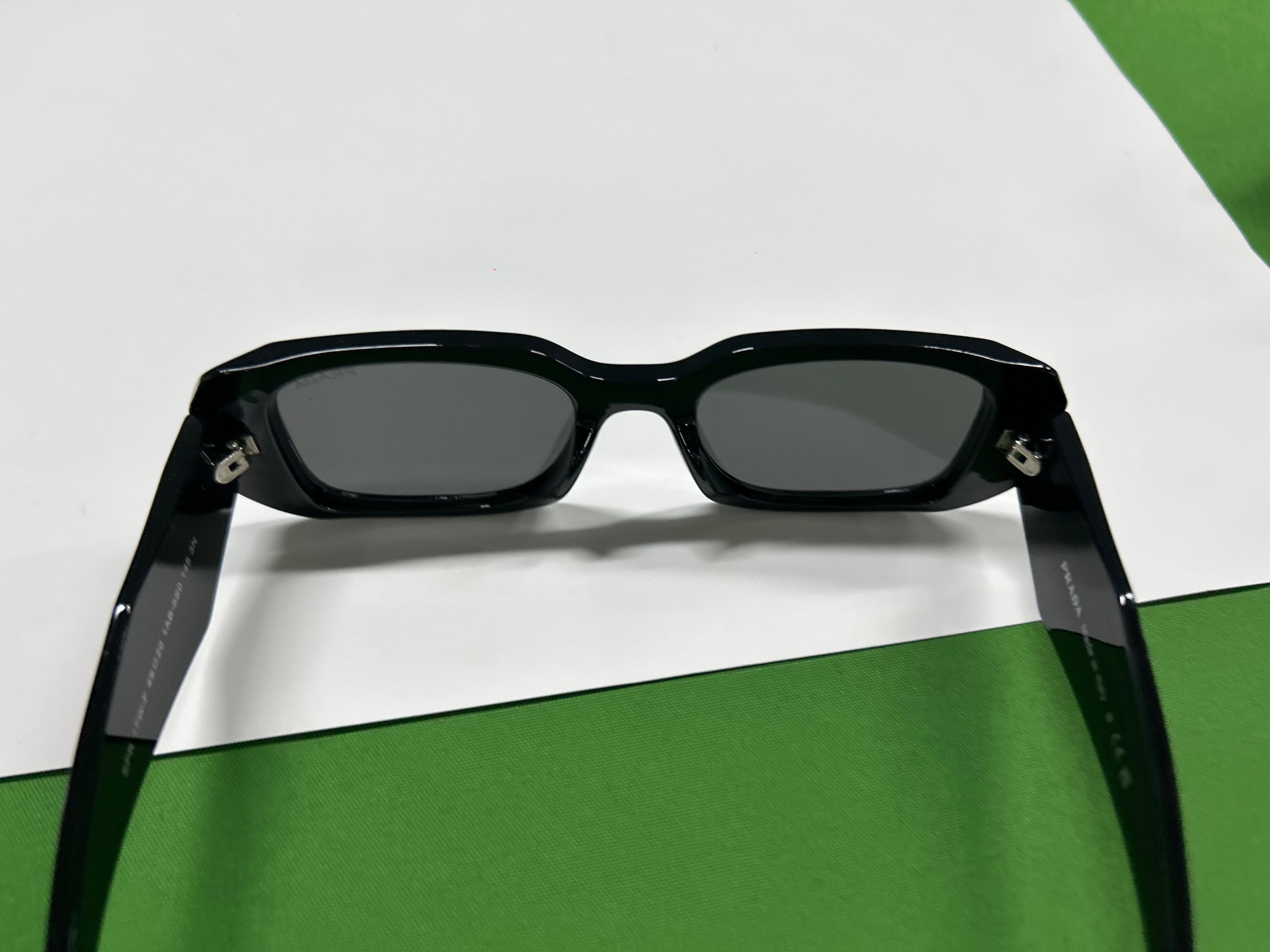Foto QC 4 de Prada Symbole Acetate Sunglasses Light Blue Grey (PR 17WS)