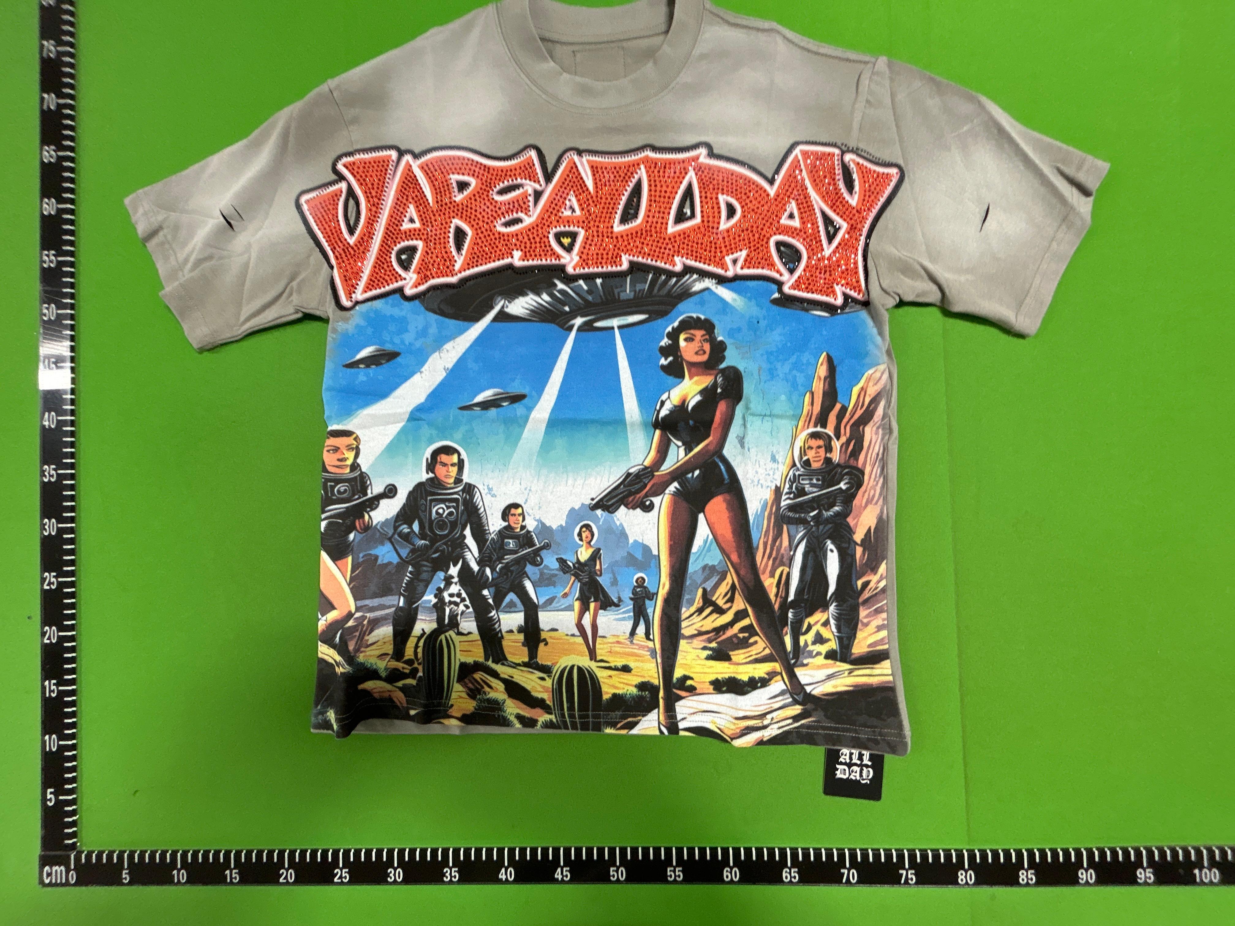 Foto QC 3 de VARE ALL DAY Sci-Fi Graphic Rhinestone T-shirt Grey