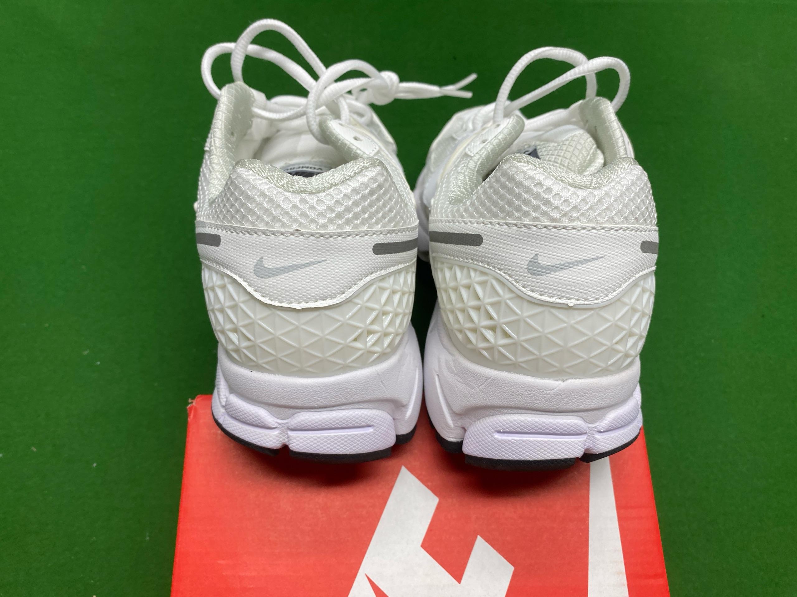 Foto QC 8 de Nike Zoom Vomero 5 SP White Metallic Silver FJ1910-100
