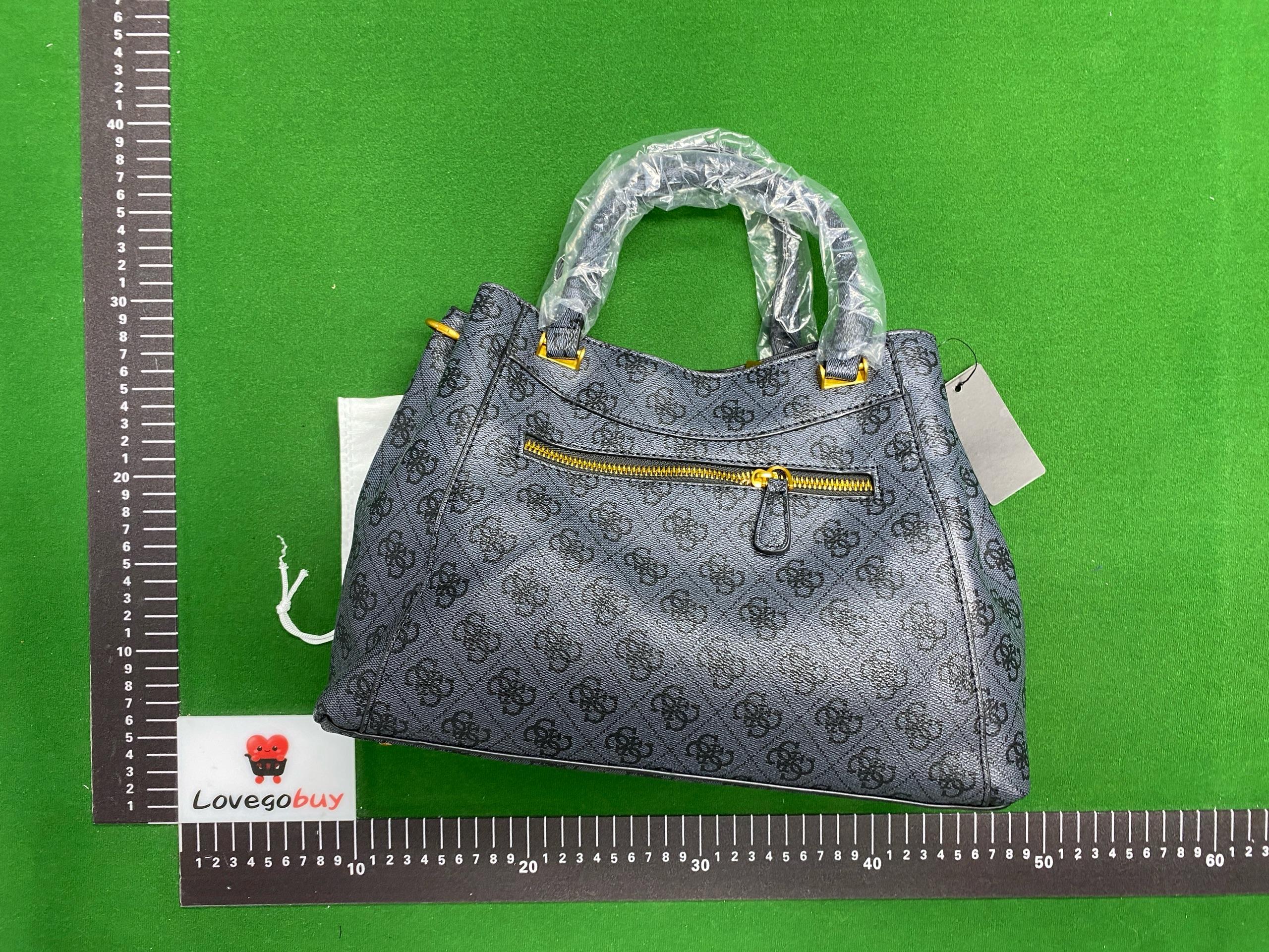 Foto QC 3 de GUESS Satchel Monogram Canvas