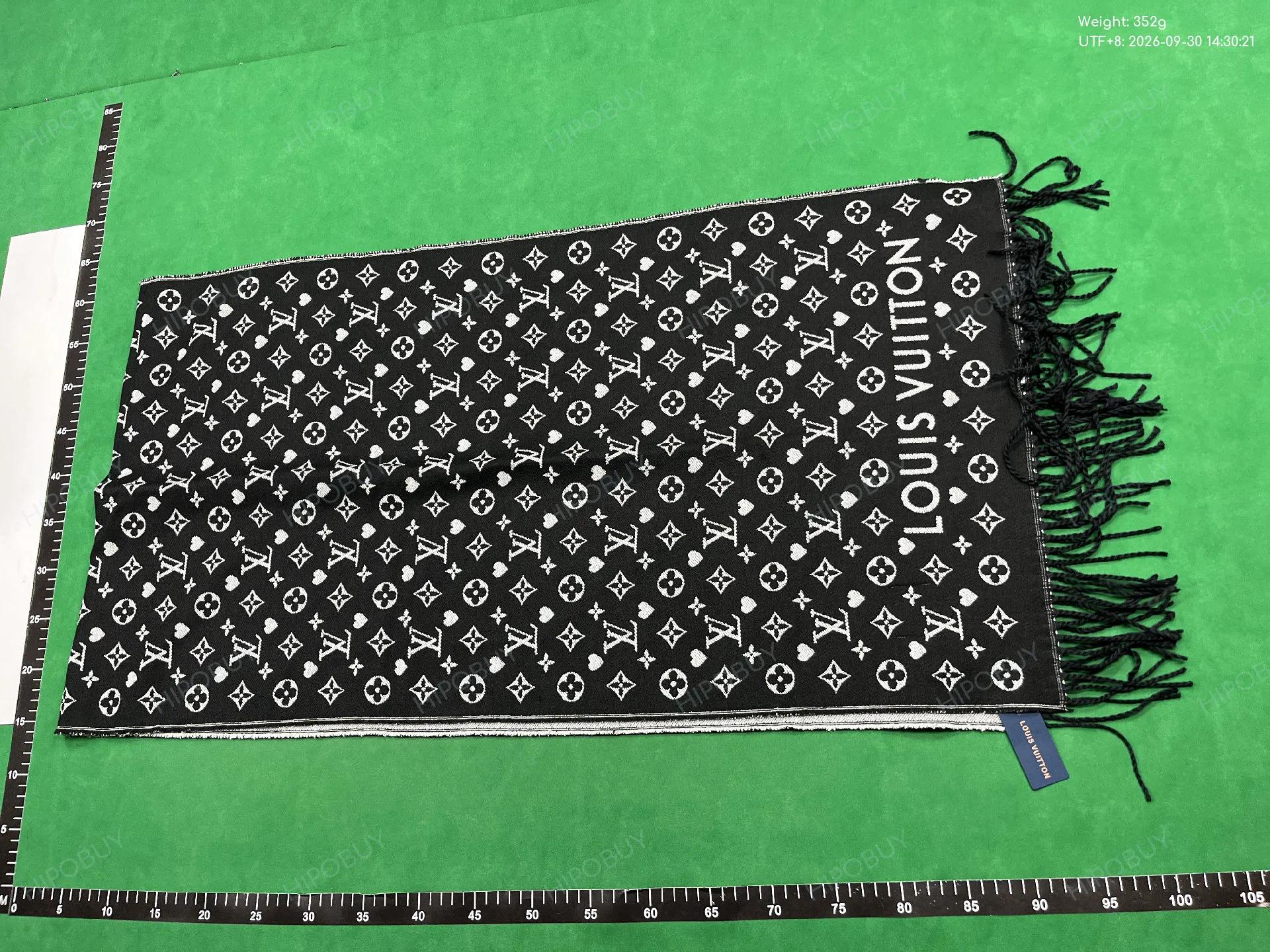 Foto QC 8 de Louis Vuitton Monogram Scarf Grey
