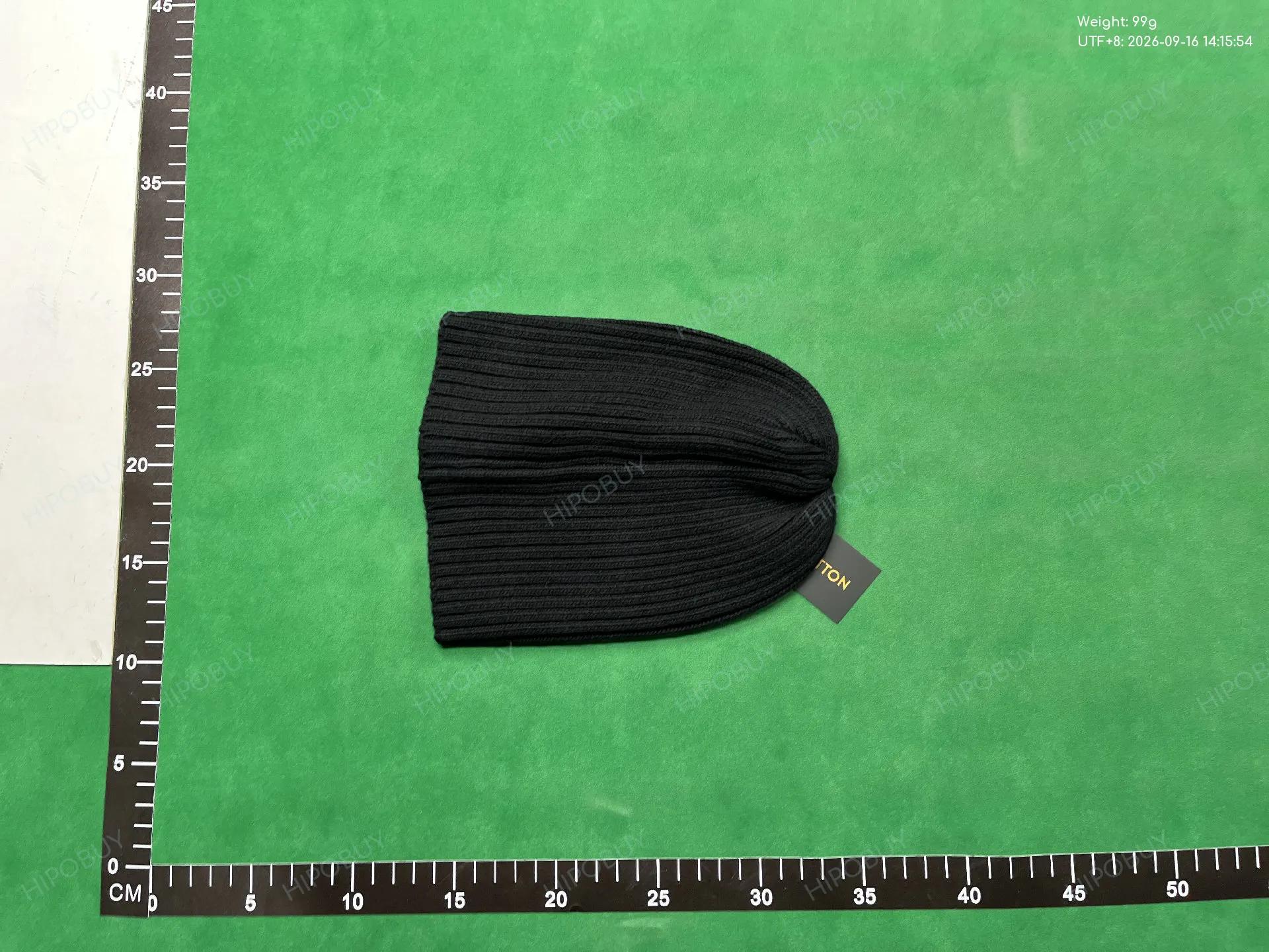 Foto QC 3 de Louis Vuitton Damier Patch Beanie Brown