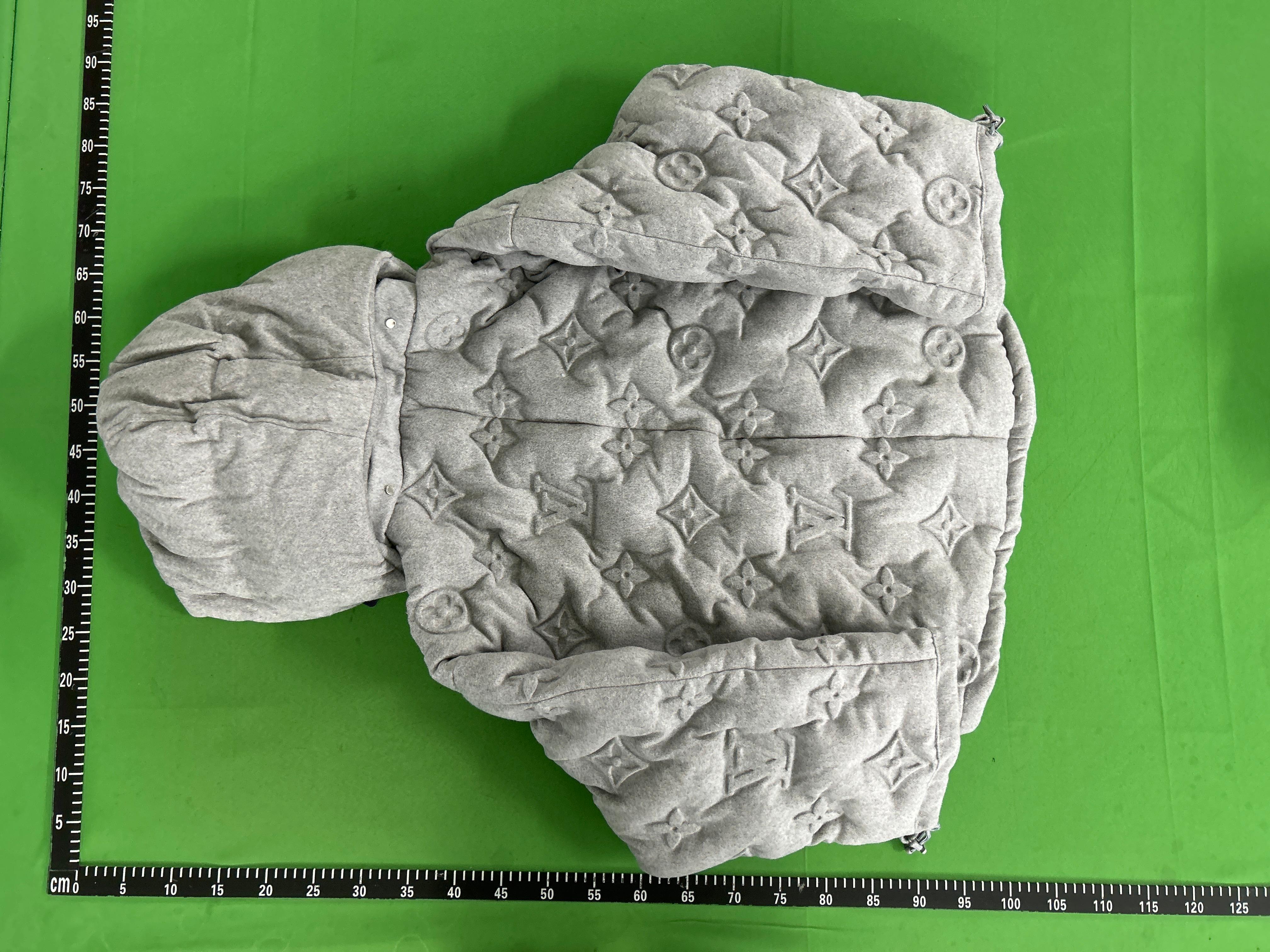 Foto QC 2 de Louis Vuitton Monogram Embossed Wool Puffer Jacket Grey