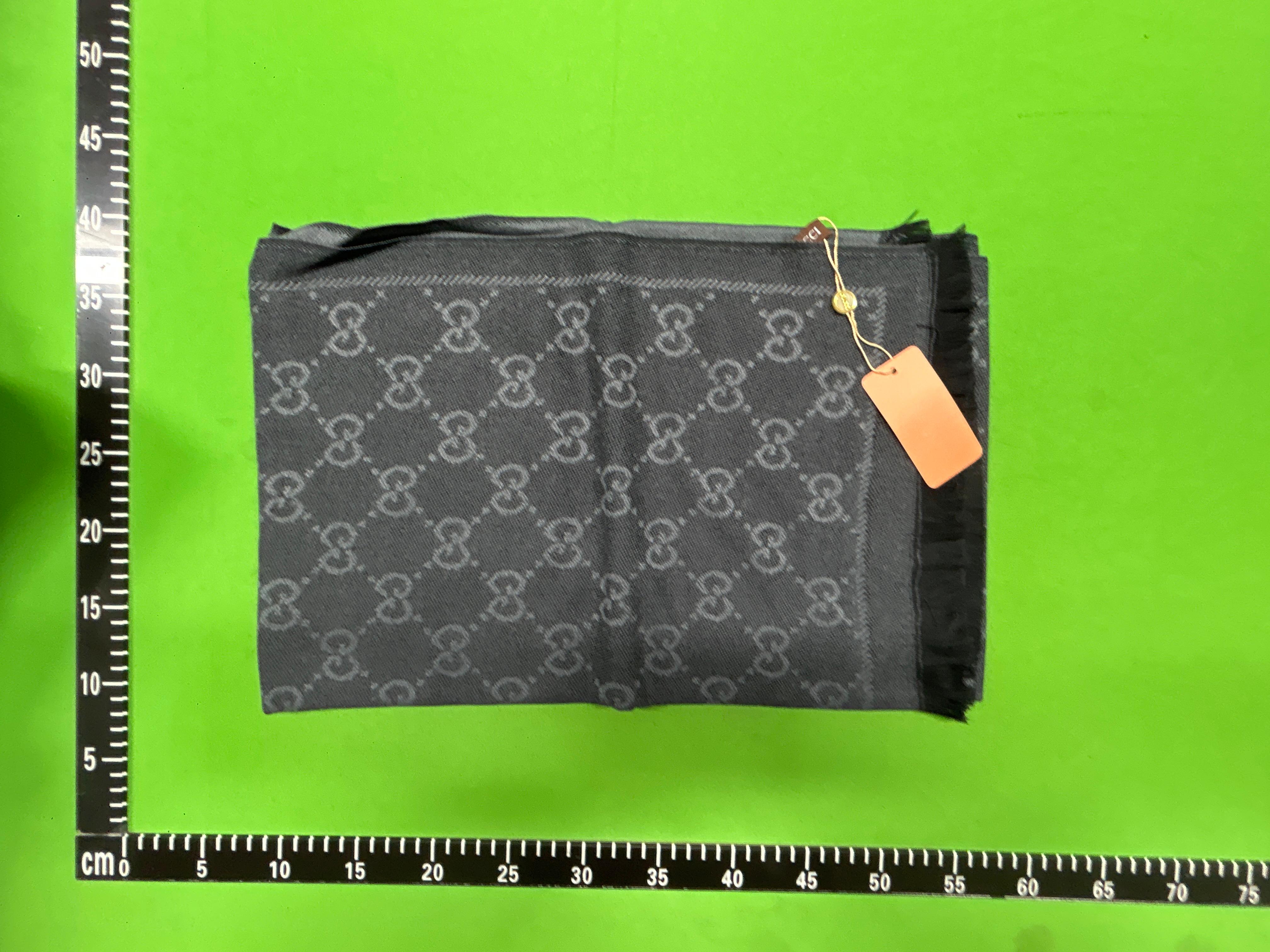 Foto QC 2 de Gucci GG Monogram Scarf Black/Grey