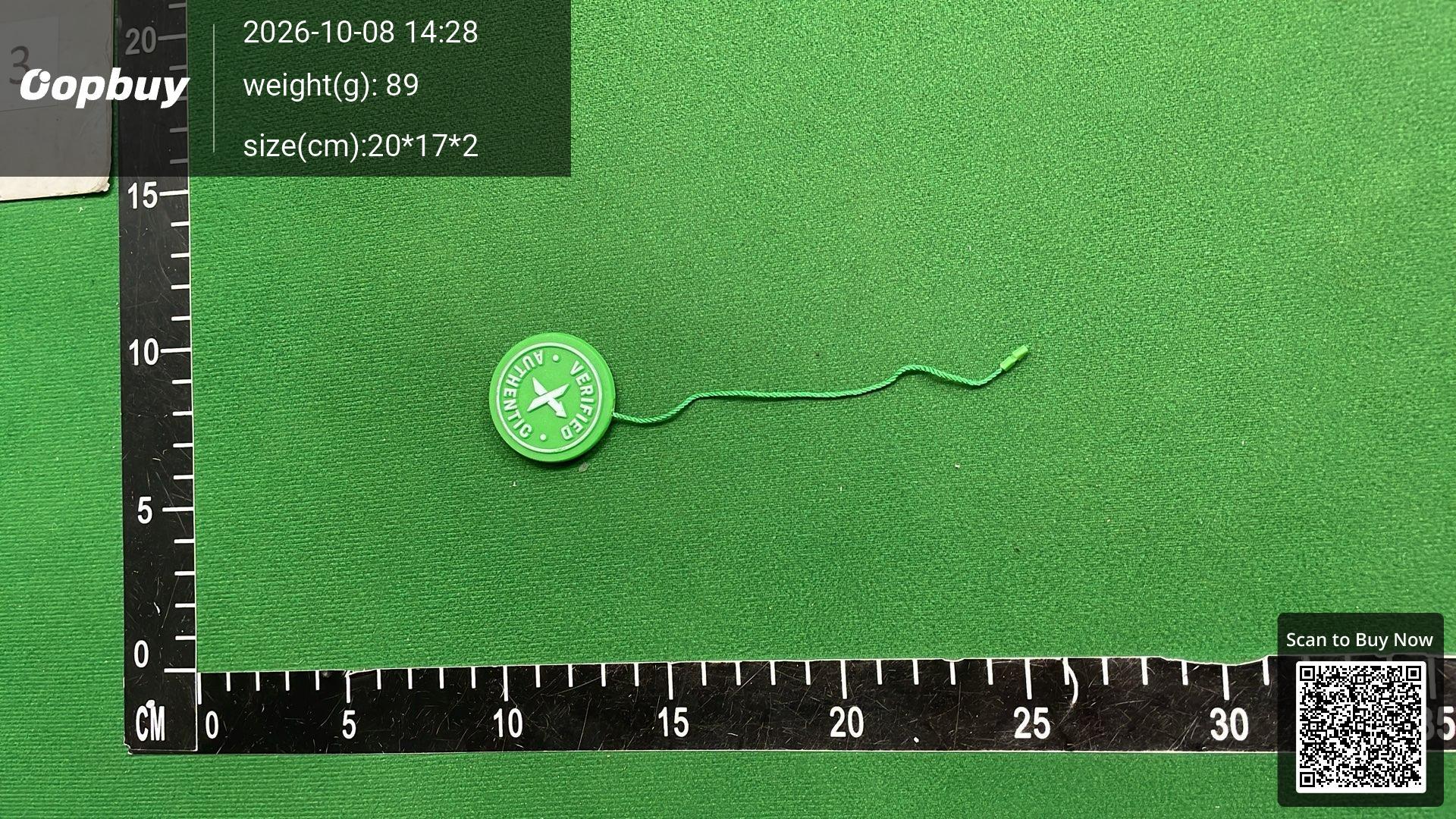 Foto QC 6 de StockX Logo Green Authentication Tag with Sticker and Card Plastic and Paper Collectible Set