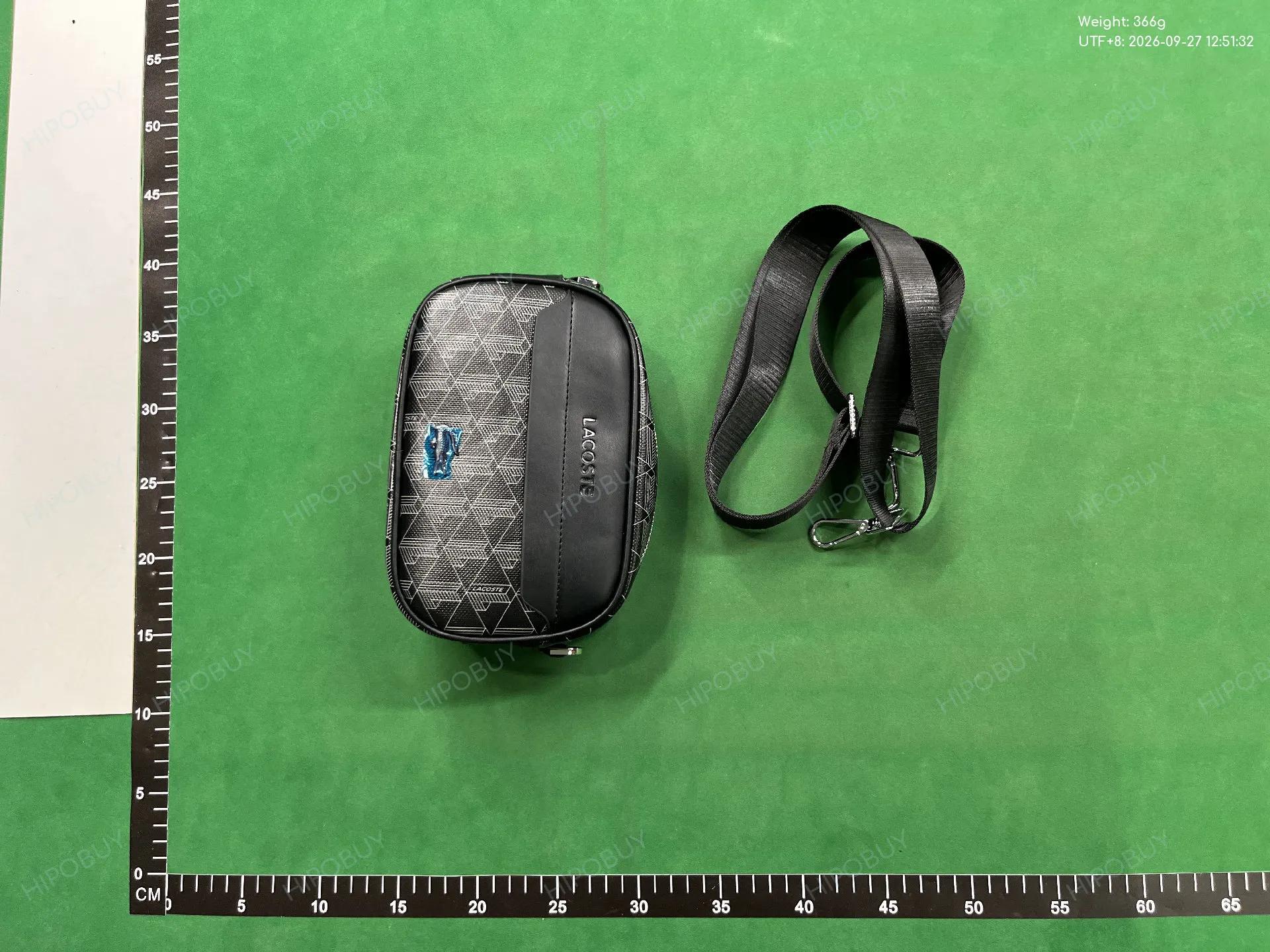 Foto QC 8 de Lacoste The Blend Monogram Crossbody Bag Small Black