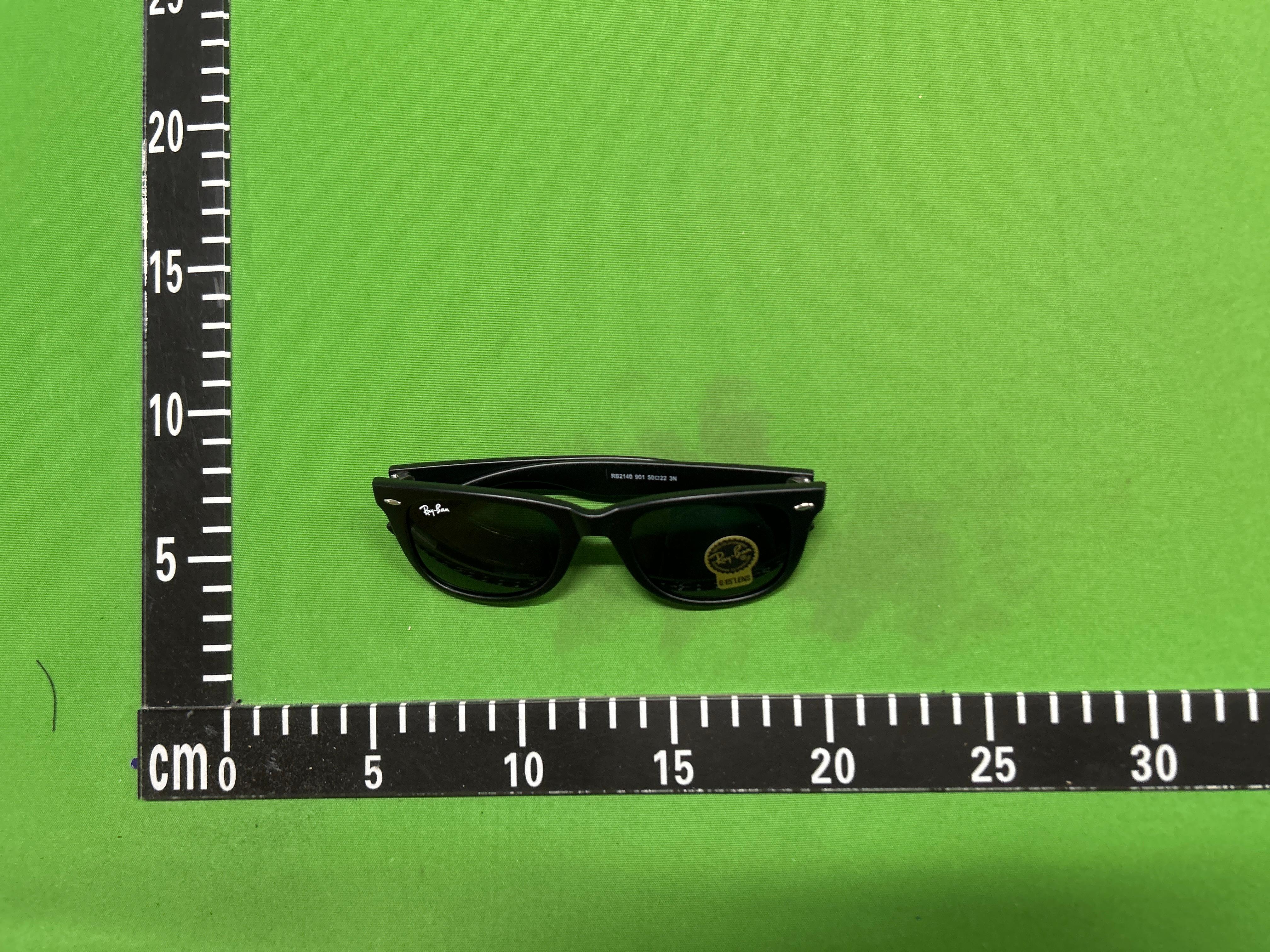 Foto QC 8 de Ray-Ban Wayfarer Acetate Sunglasses Black Gray (RB2140)