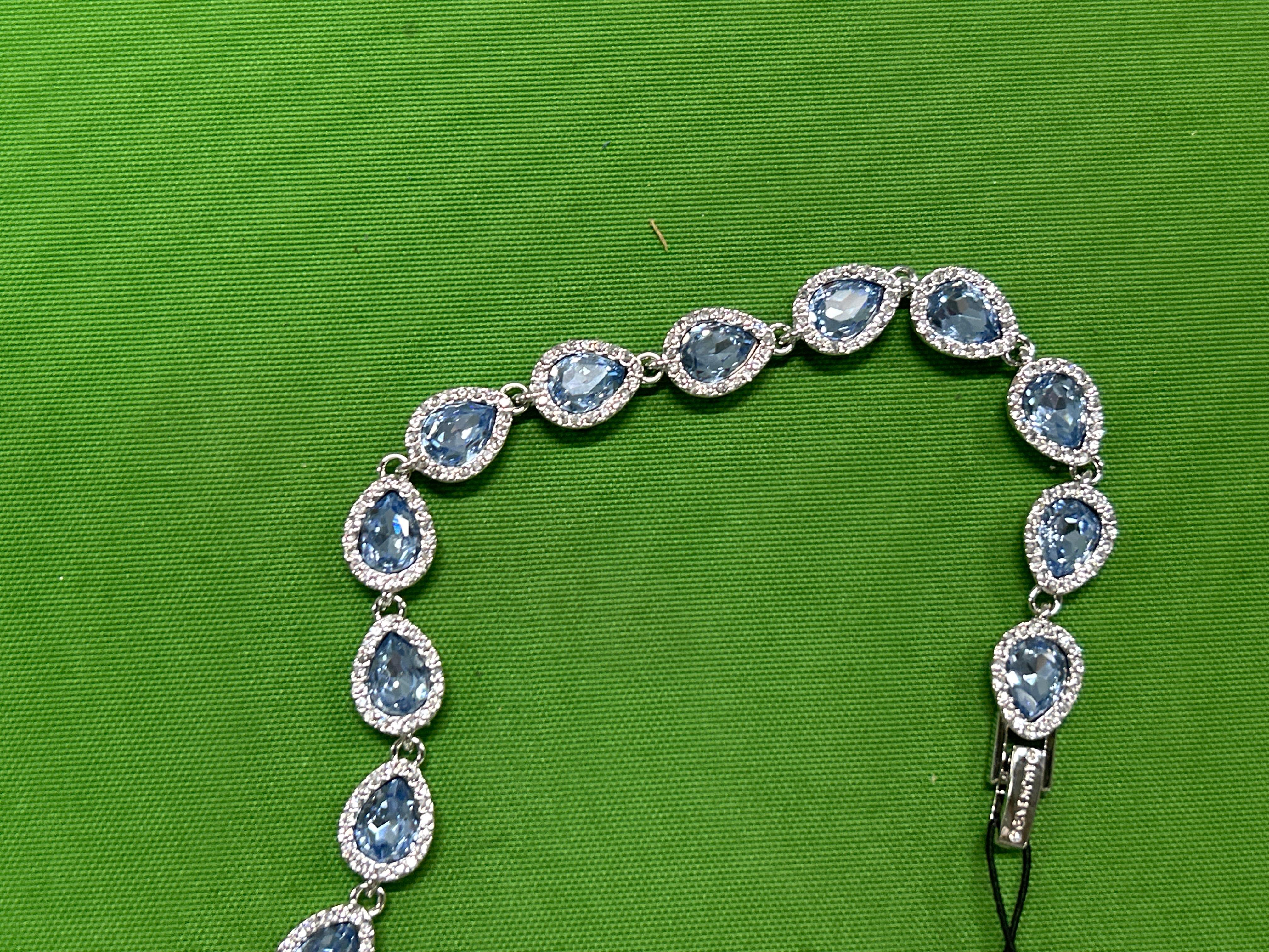 Foto QC 8 de Givenchy Teardrop Bracelet Metal Crystal Blue Silver-tone