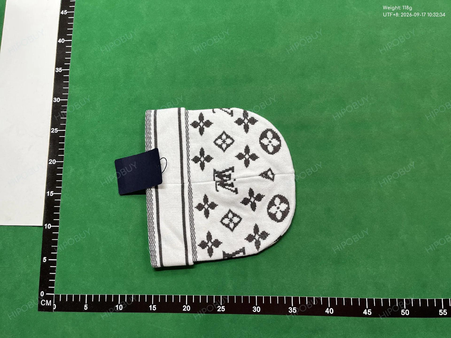 Foto QC 8 de Louis Vuitton Monogram Beanie Brown