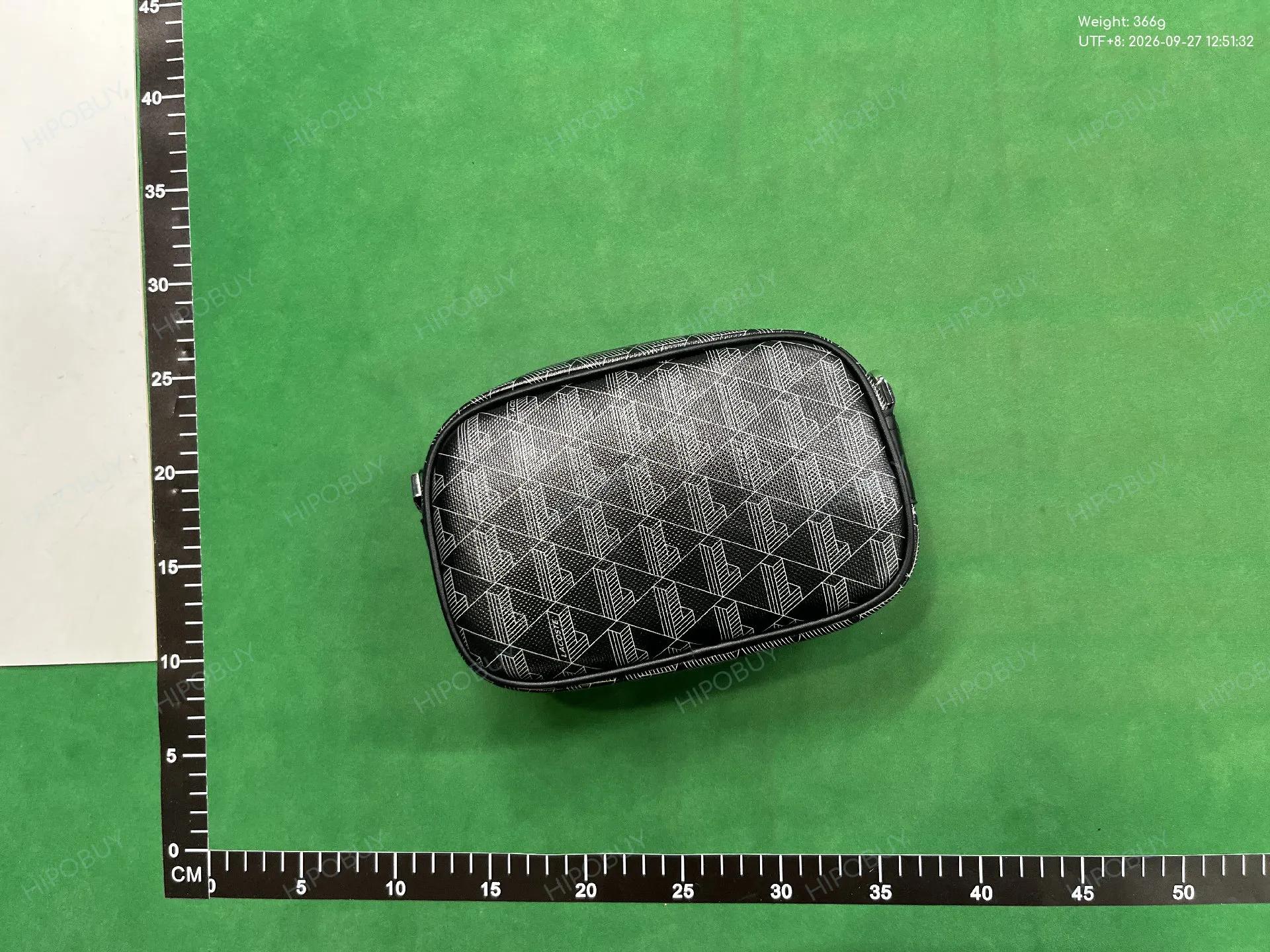 Foto QC 7 de Lacoste The Blend Monogram Crossbody Bag Small Black