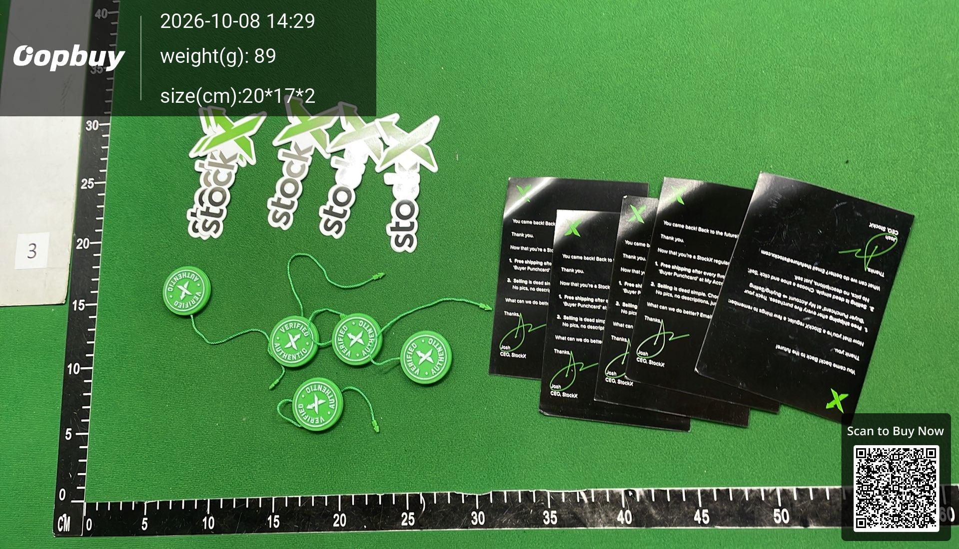 Foto QC 8 de StockX Logo Green Authentication Tag with Sticker and Card Plastic and Paper Collectible Set