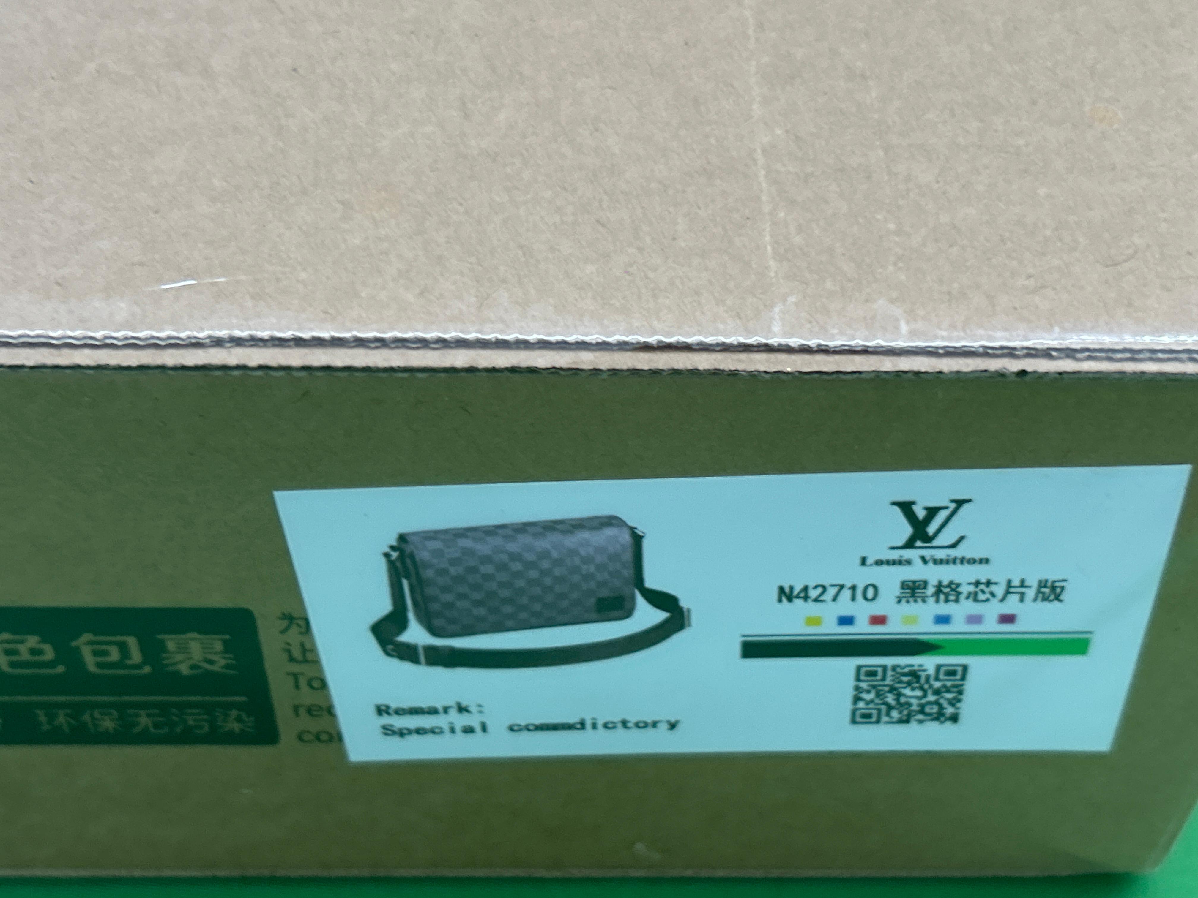 Foto QC 3 de Louis Vuitton Pochette Voyage MM Monogram Eclipse LV Graffiti Multicolor