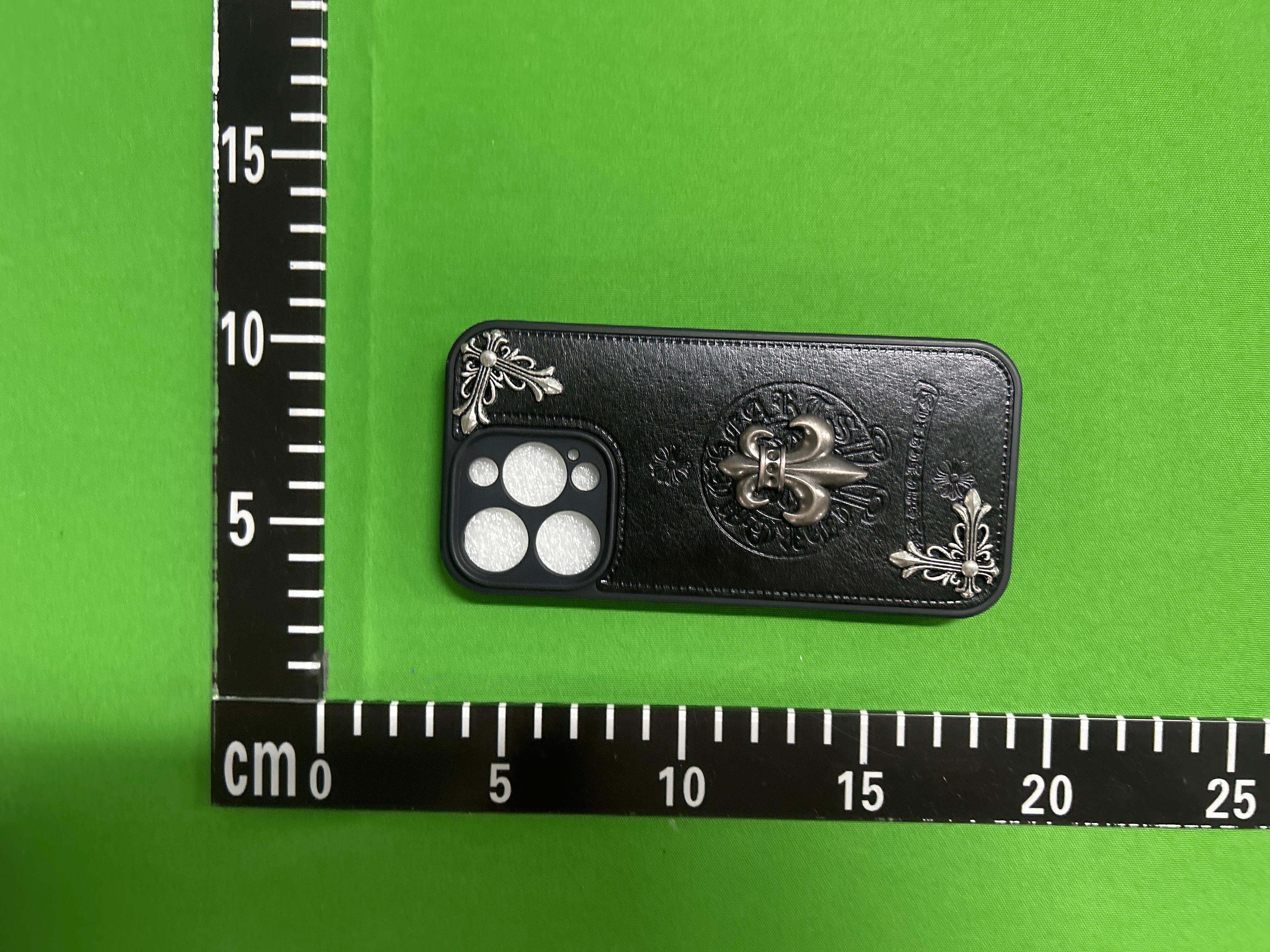 Foto QC 7 de Chrome Hearts Leather Cross Case for iPhone 15 Pro Max Black