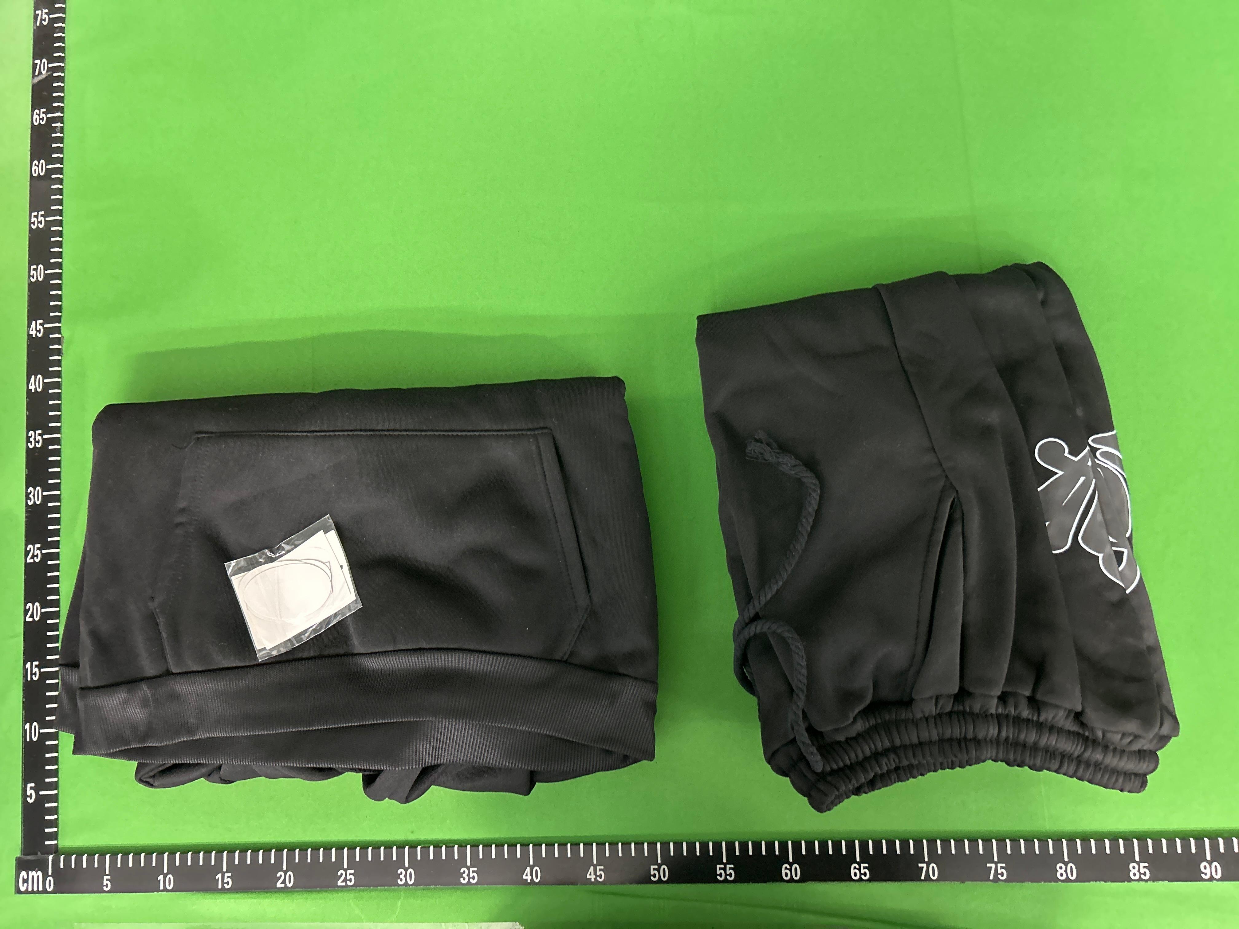Foto QC 1 de Syna Logo Blackout Hoodie Black
