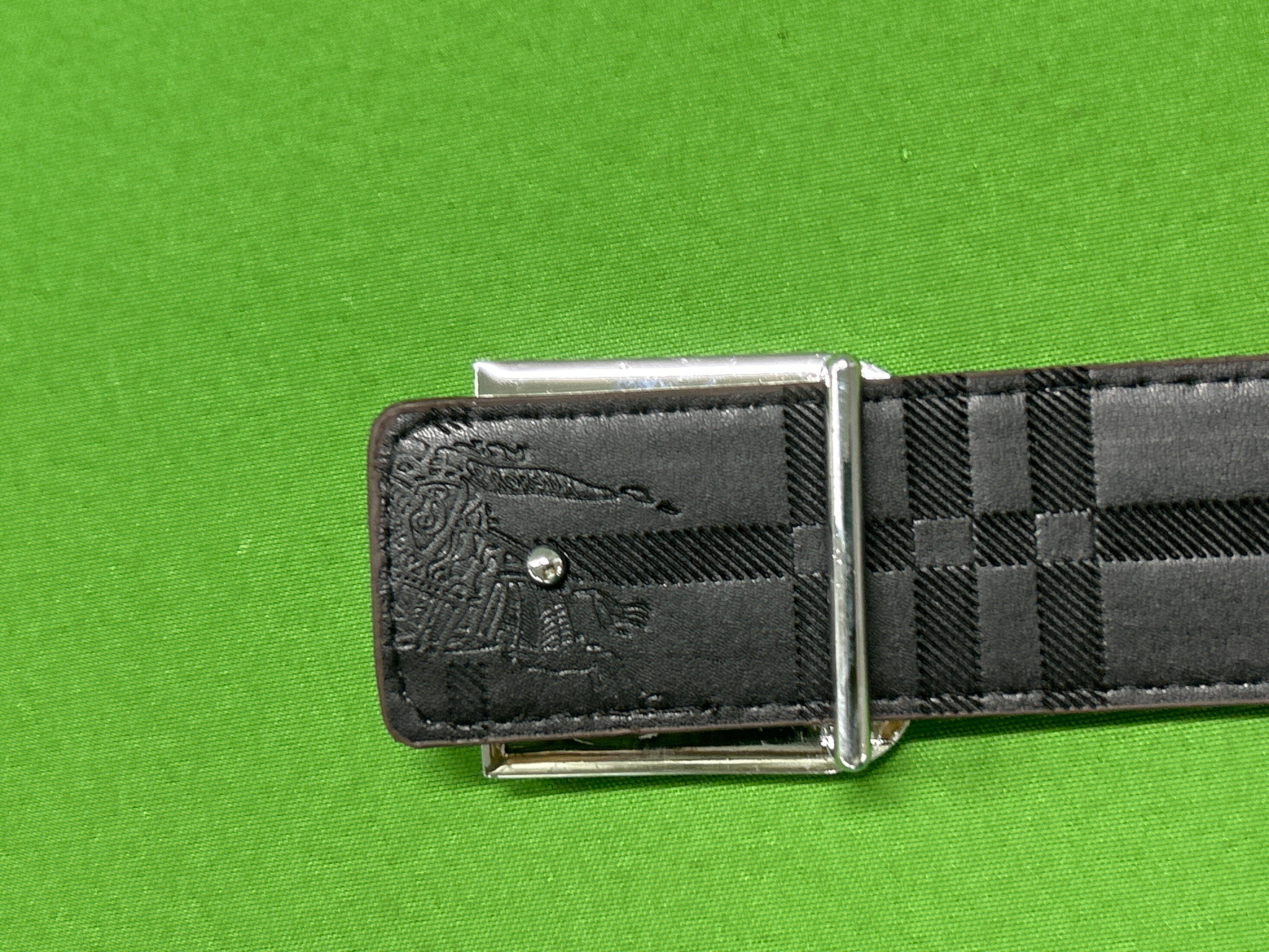 Foto QC 5 de Burberry Equestrian Knight Buckle Reversible Belt Black Vintage Check
