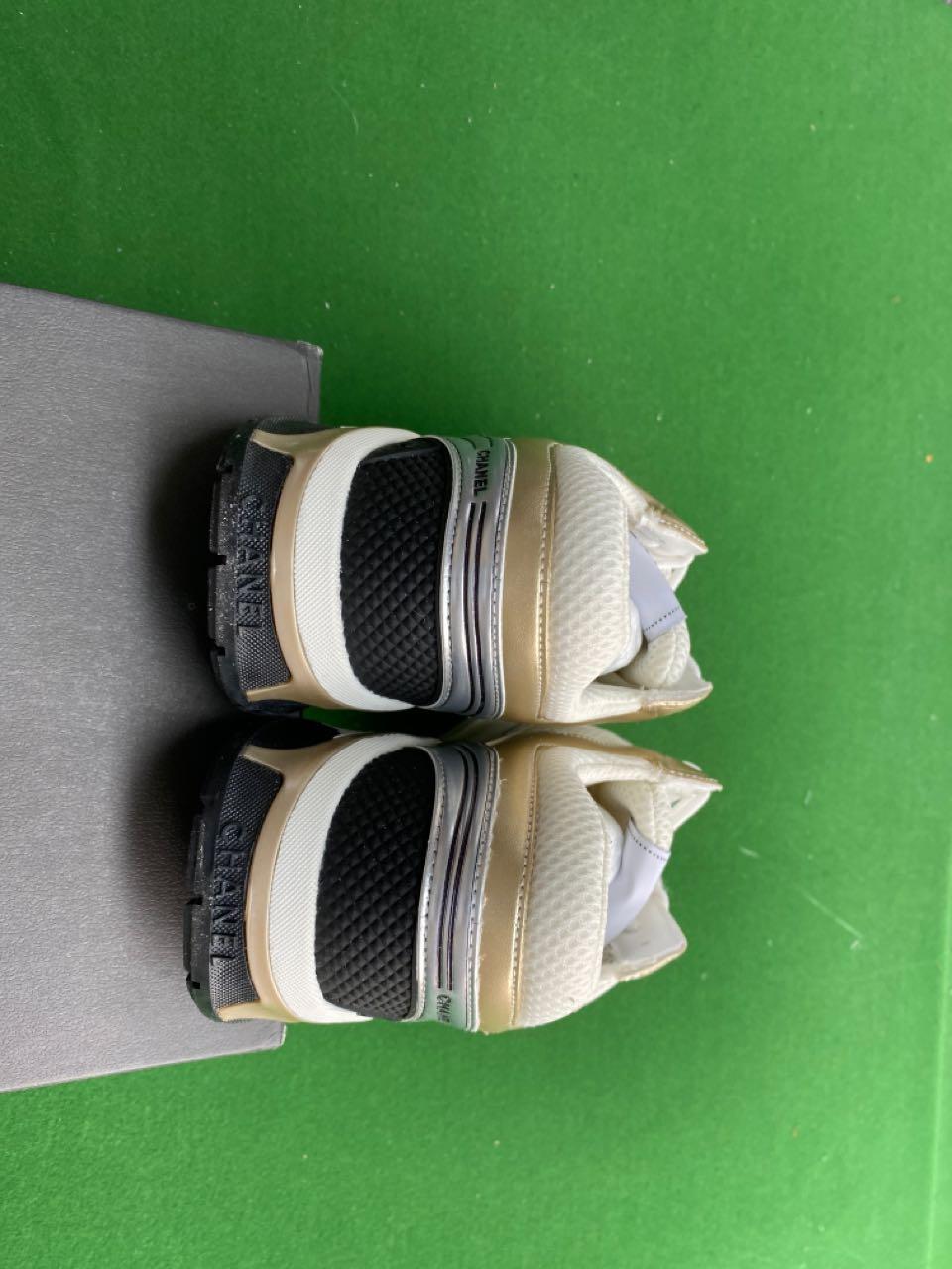 Foto QC 2 de Chanel CC Runner Sneakers Metallic Silver Fabric Ivory