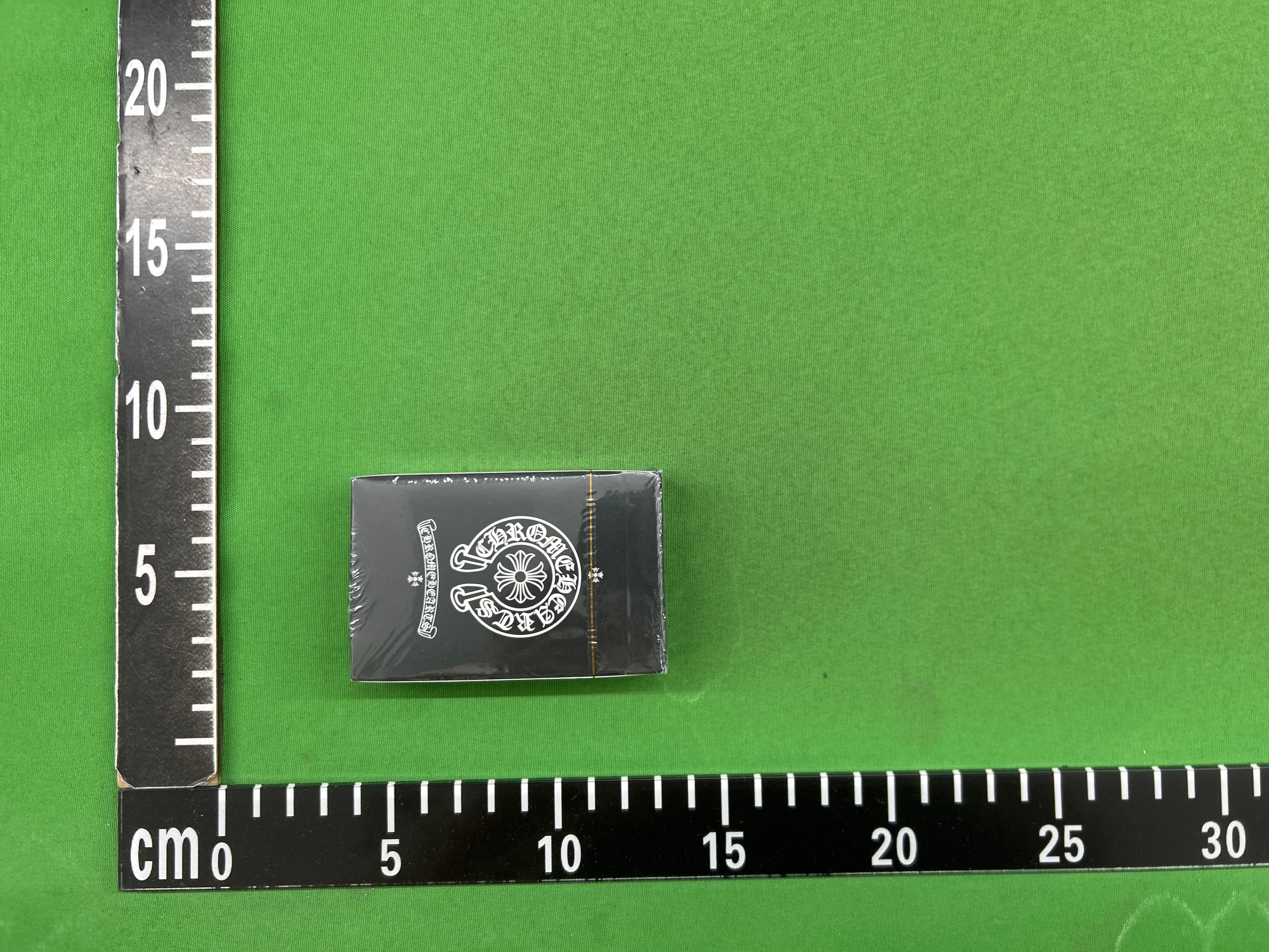 Foto QC 8 de KAWS Companion Seeing/Watching Playing Cards Deck