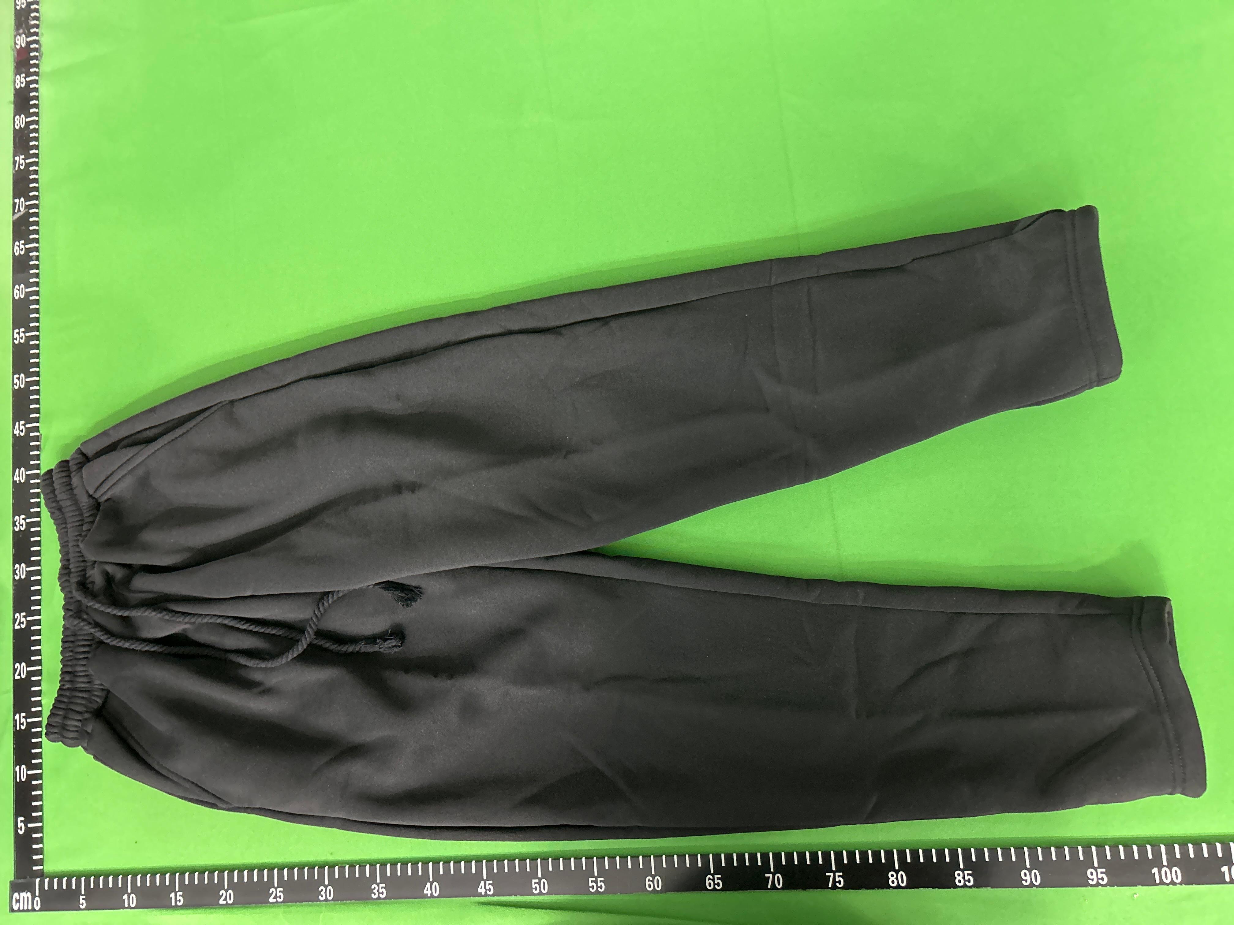 Foto QC 3 de Syna Logo Blackout Hoodie Black