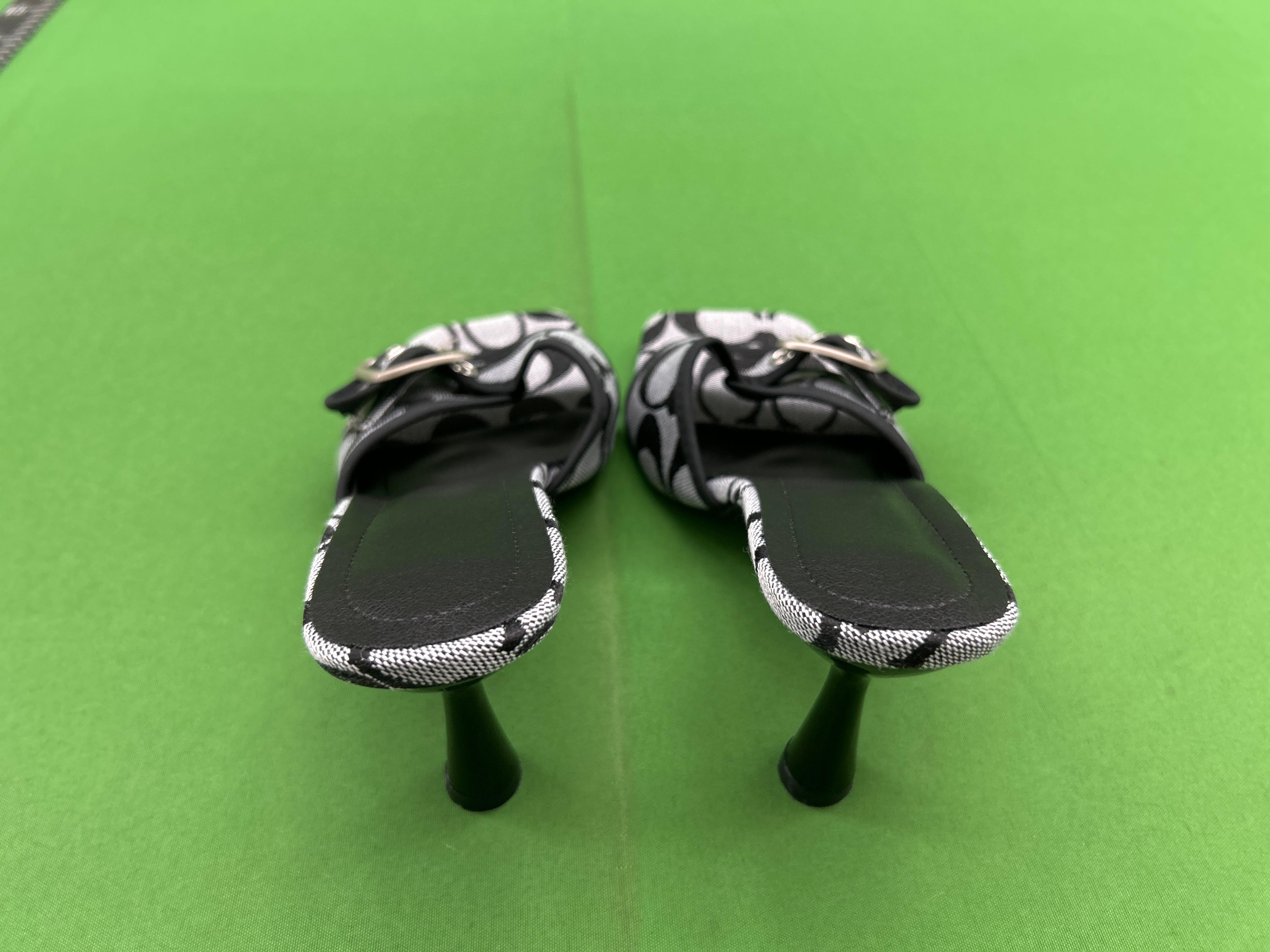 Foto QC 2 de Coach Signature Slide Sandal Heeled Canvas Square Toe Buckle