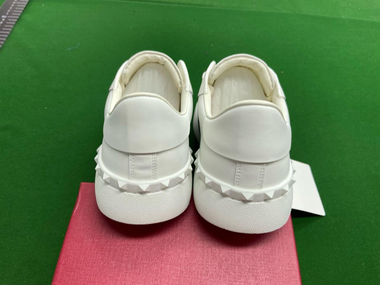 Foto QC 3 de Valentino One Stud Leather Rockstud Strap White Pink