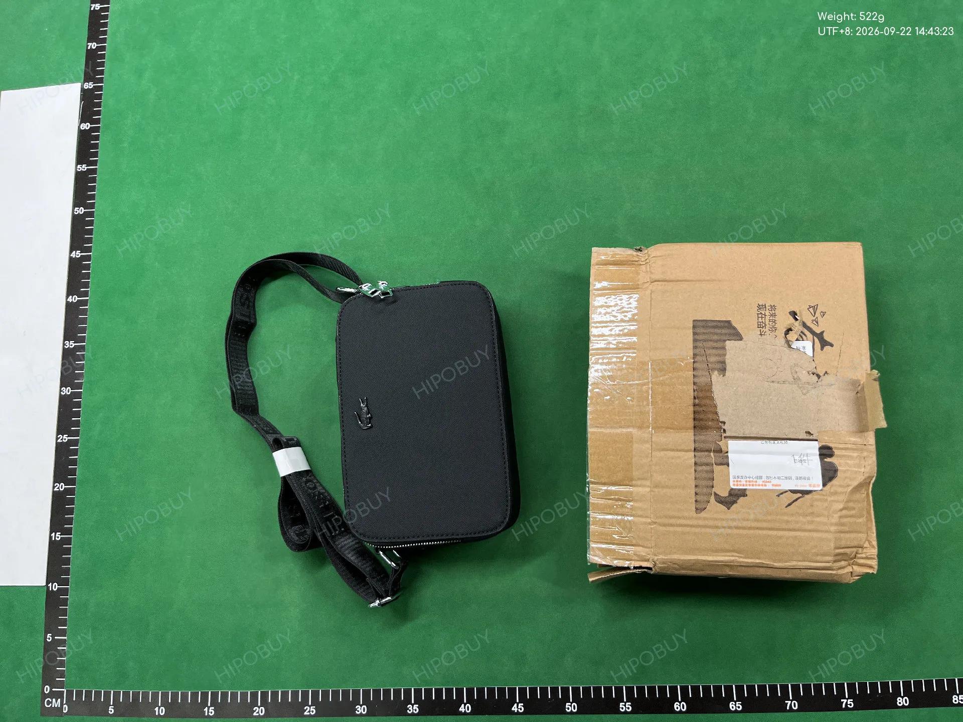 Foto QC 3 de Lacoste Men's Classic Small Reporter Bag Black Petit Piqué